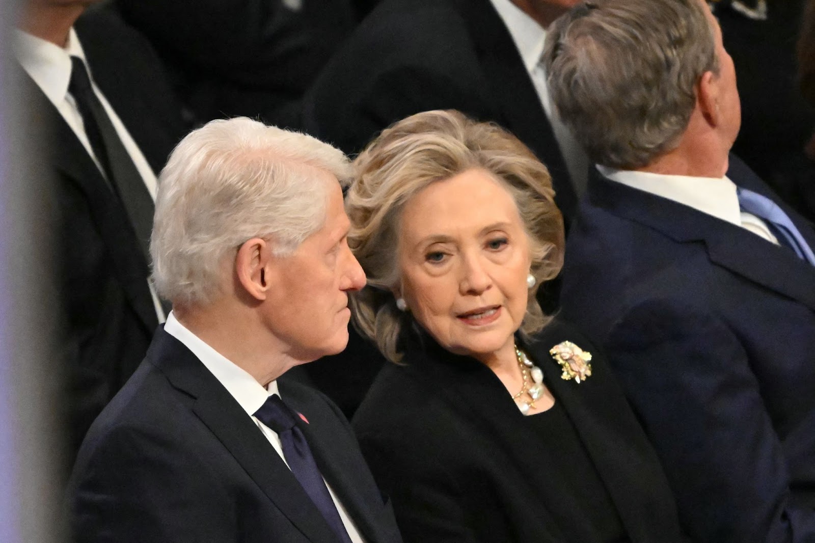 El ex presidente de EE.UU. Bill Clinton y Hillary Clinton en el funeral de Estado por el ex presidente de EE.UU. Jimmy Carter. | Fuente: Getty Images