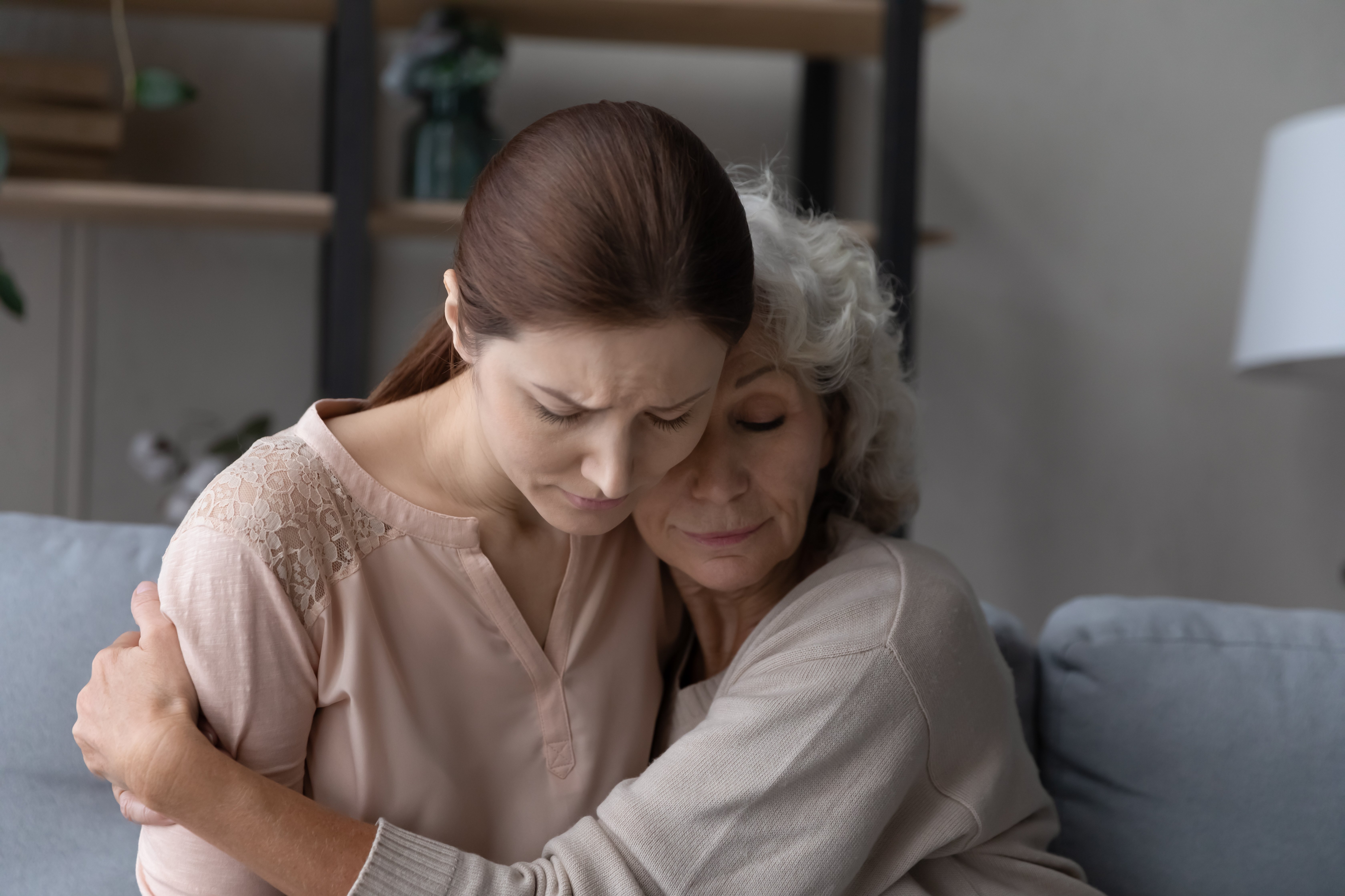 Mujer joven abrazando a mujer mayor. | Foto: Shutterstock