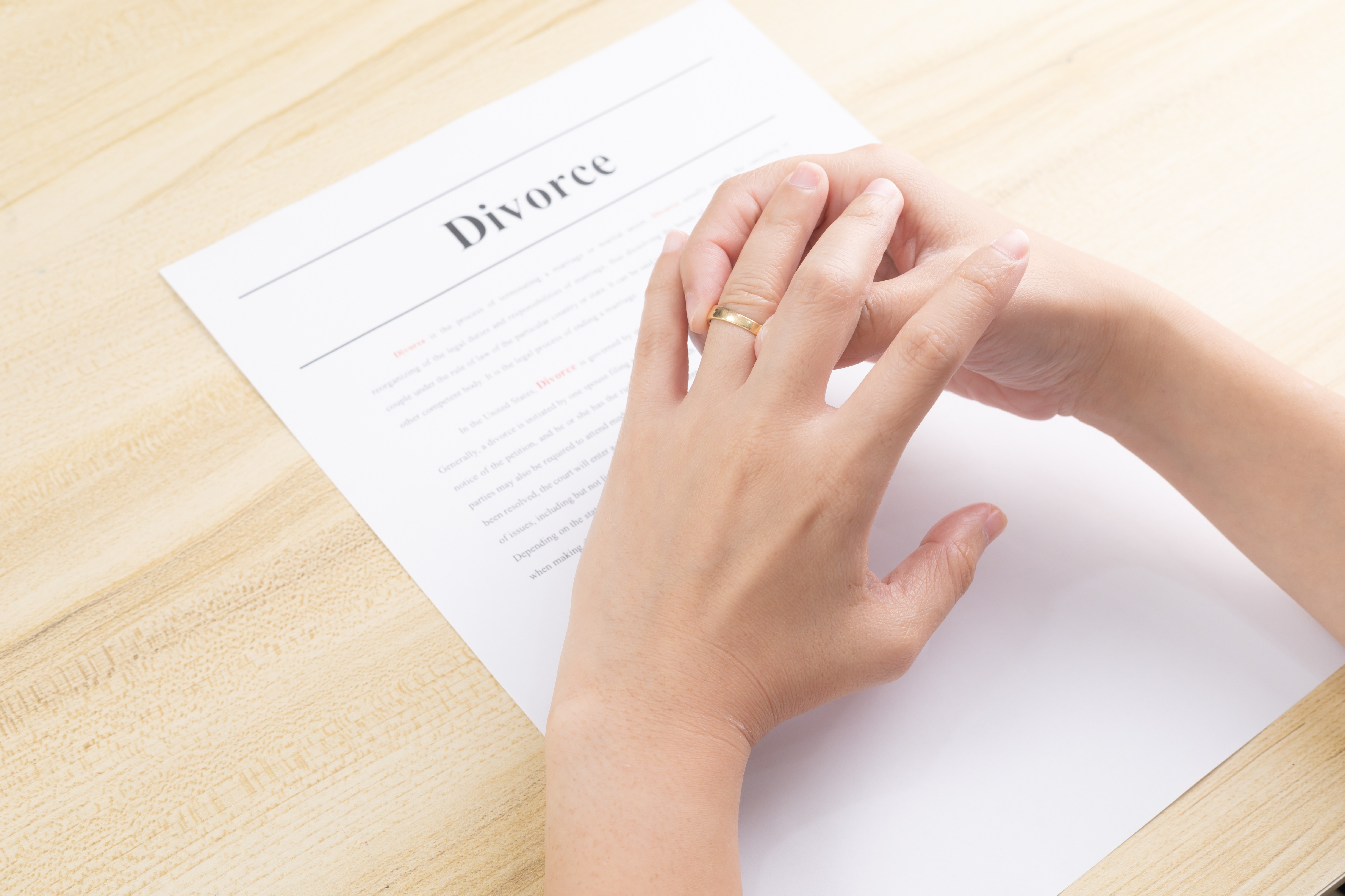 Mano sobre los papeles del divorcio | Foto: Shutterstock