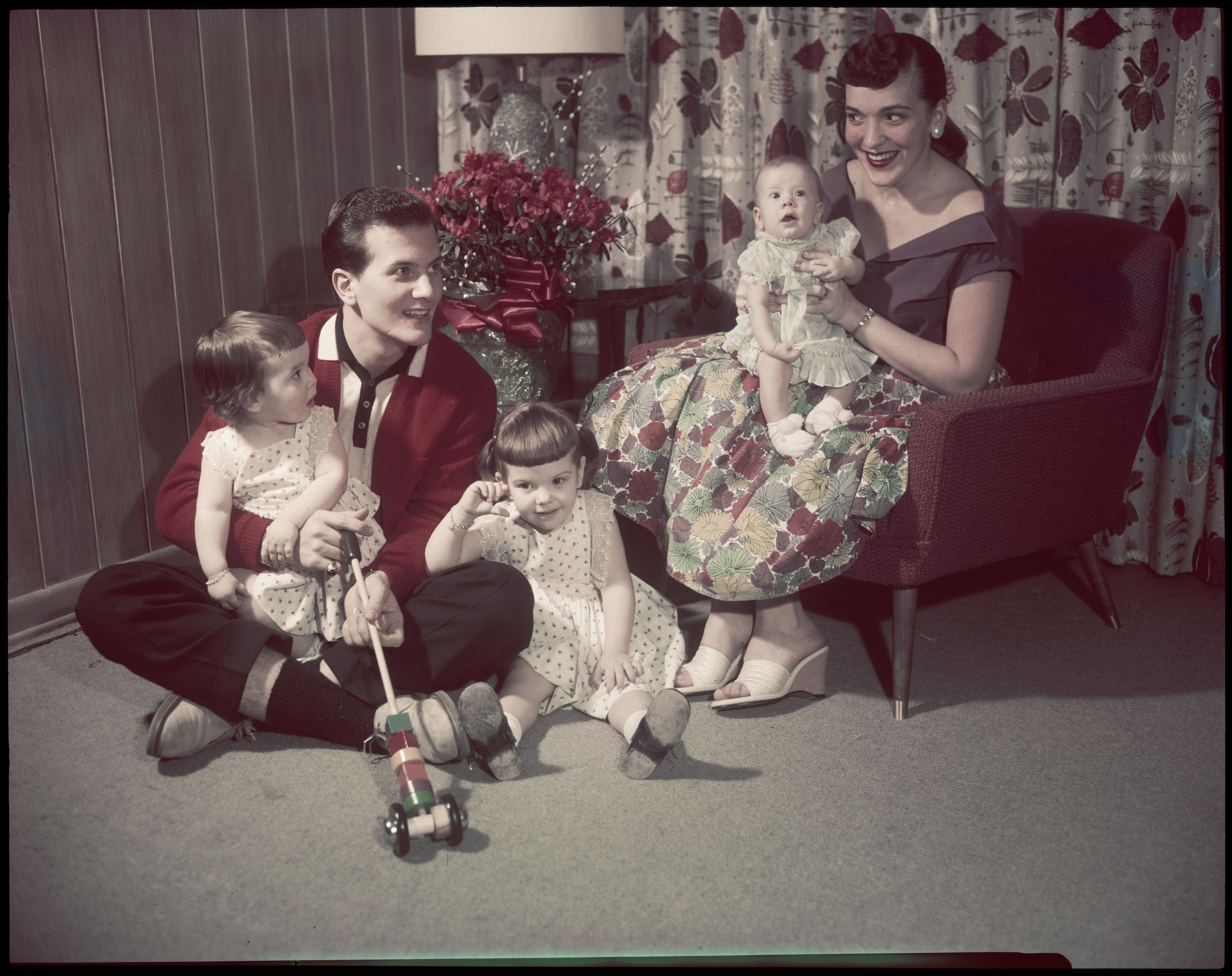 Pat Boone con su familia fotografiado en 1957 | Fuente: Getty Images