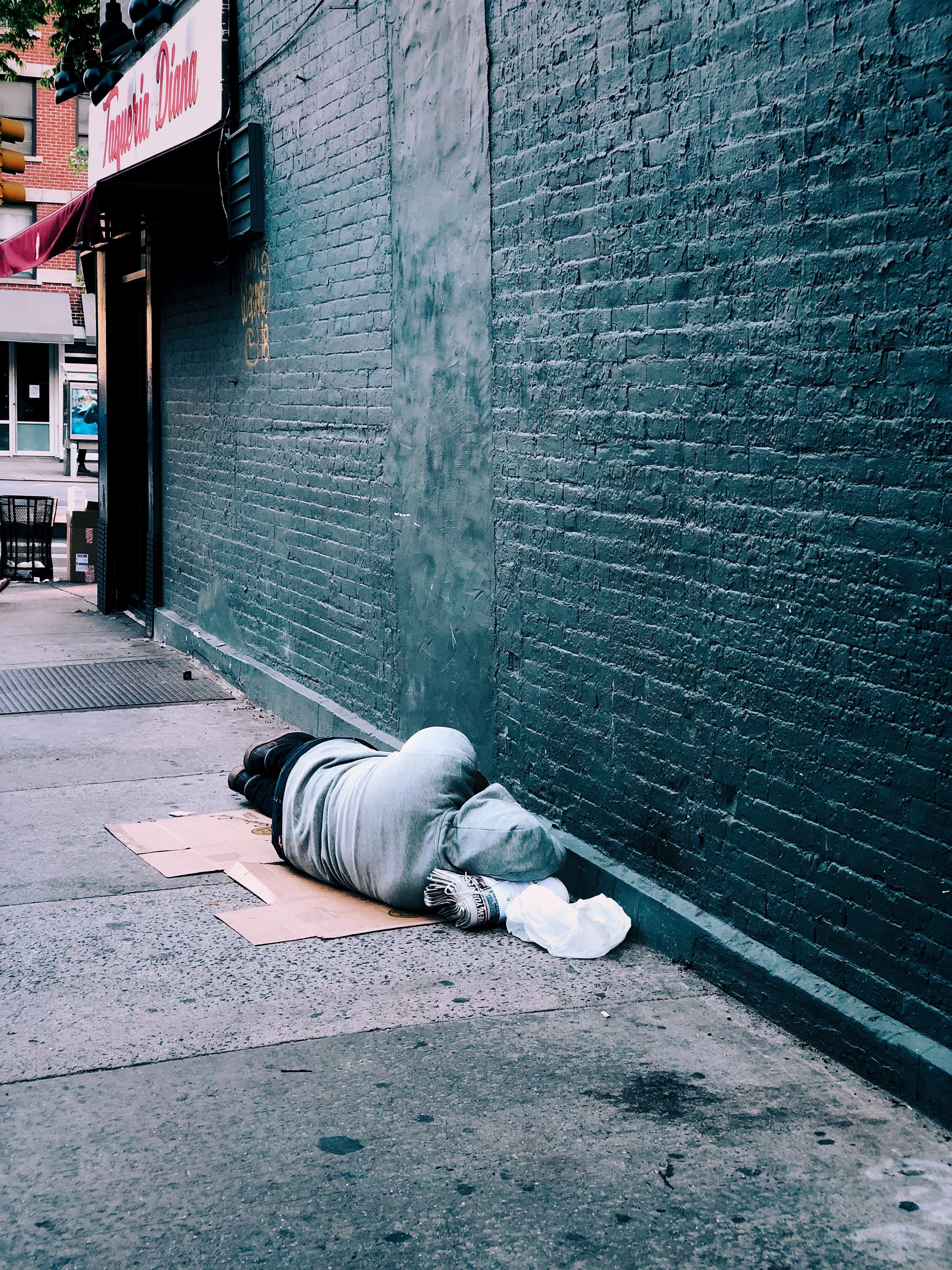 Una persona durmiendo en la calle. | Foto: Unsplash