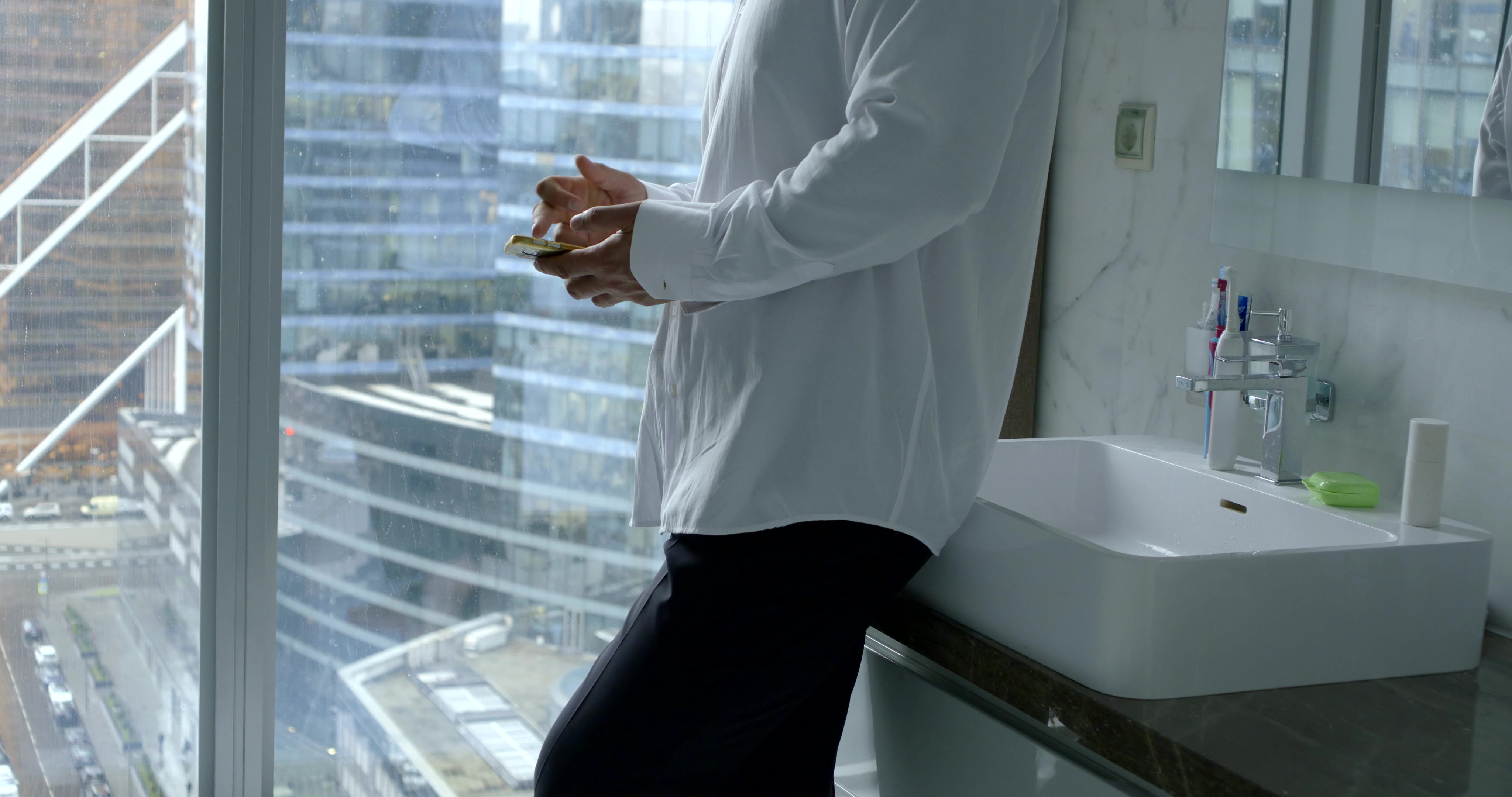 Hombre con smartphone en el retrete. | Fuente: Shutterstock