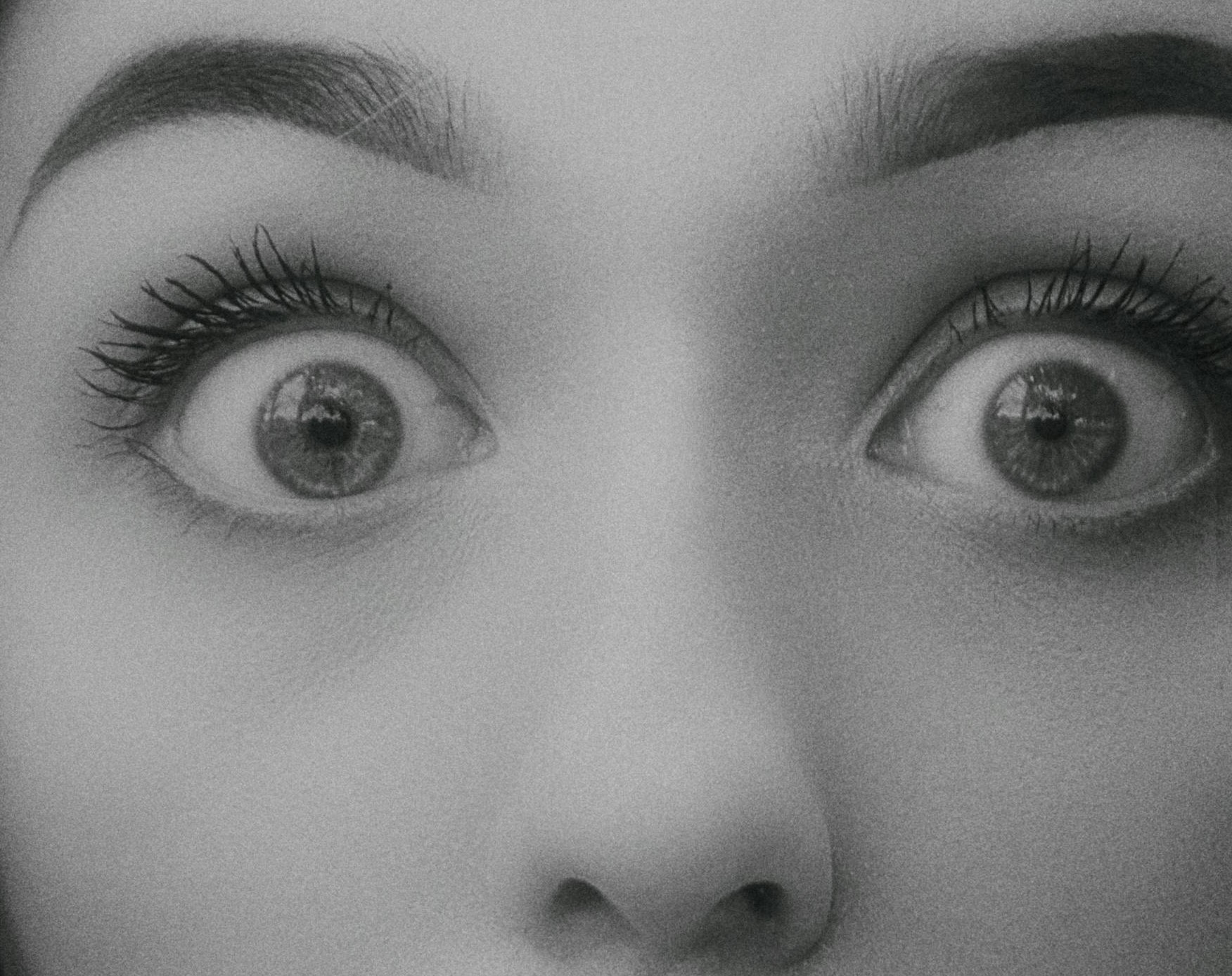 Primer plano en escala de grises de los ojos de una mujer furiosa | Fuente: Pexels