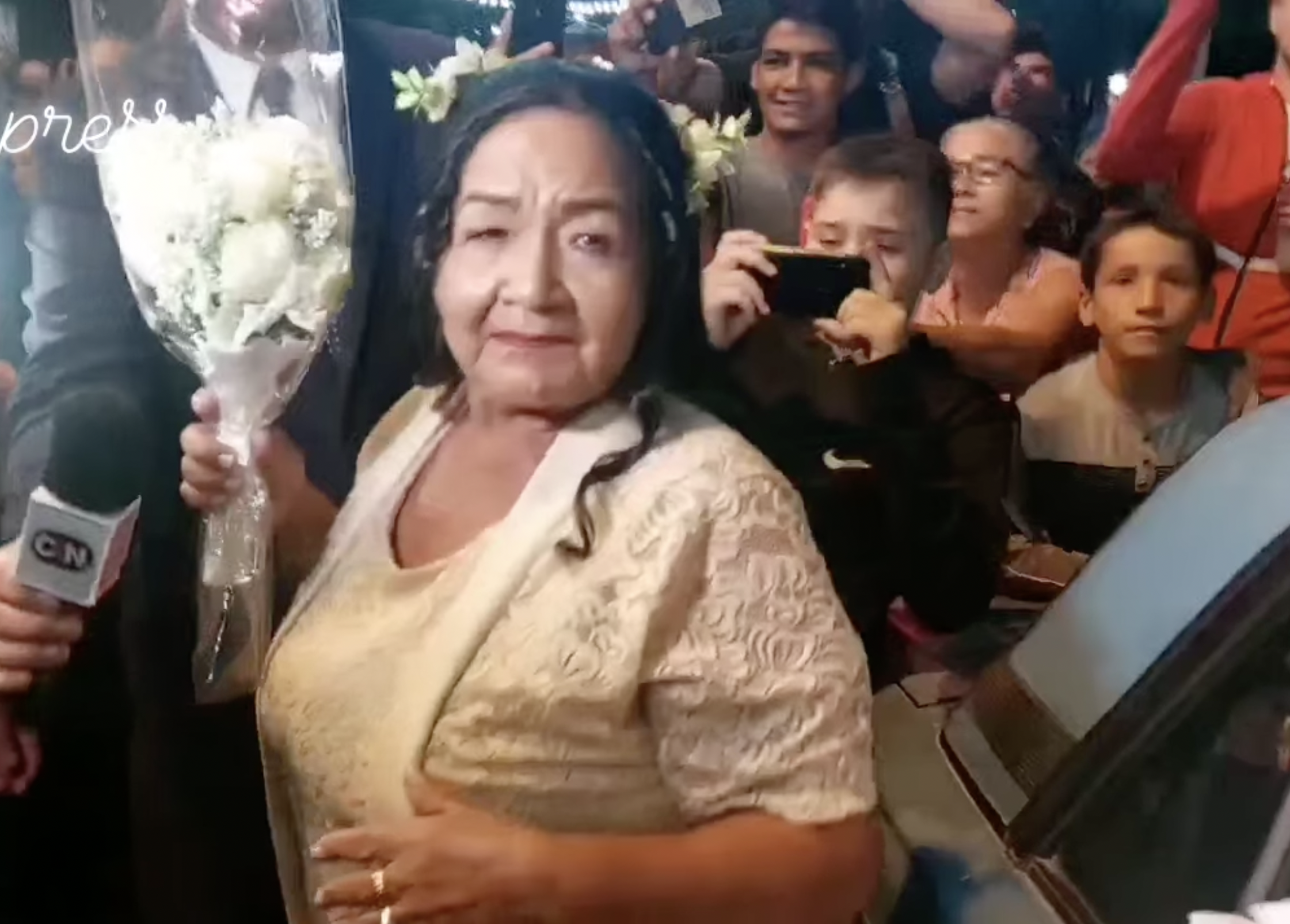 Rufina Ibarra aparece en la foto con su vestido de novia y un ramo de flores en la mano el día de su boda. | Foto: facebook.com/Aguaray-Press
