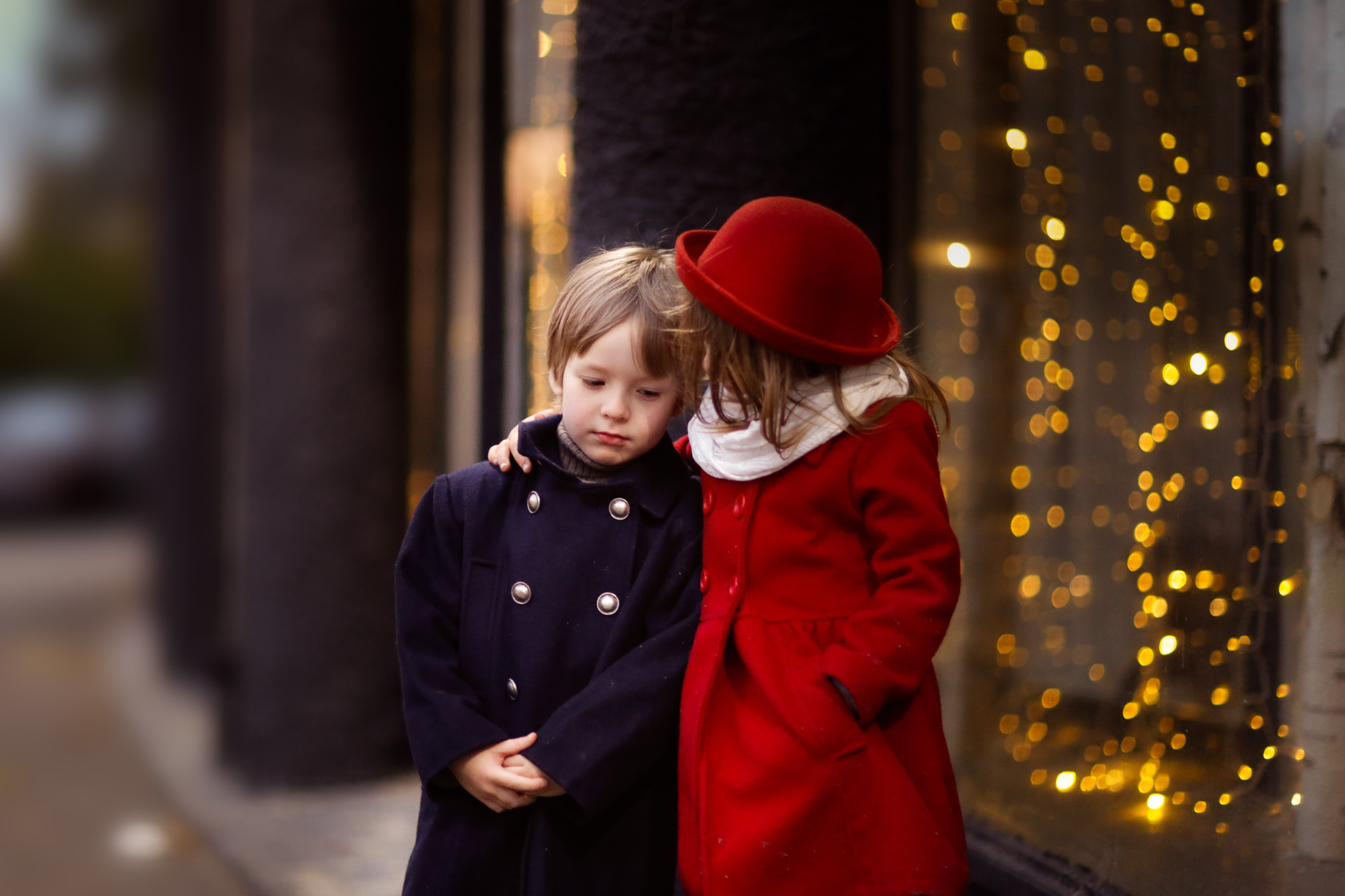 Niños frente a vitrina navideña. | Foto: Shutterstock