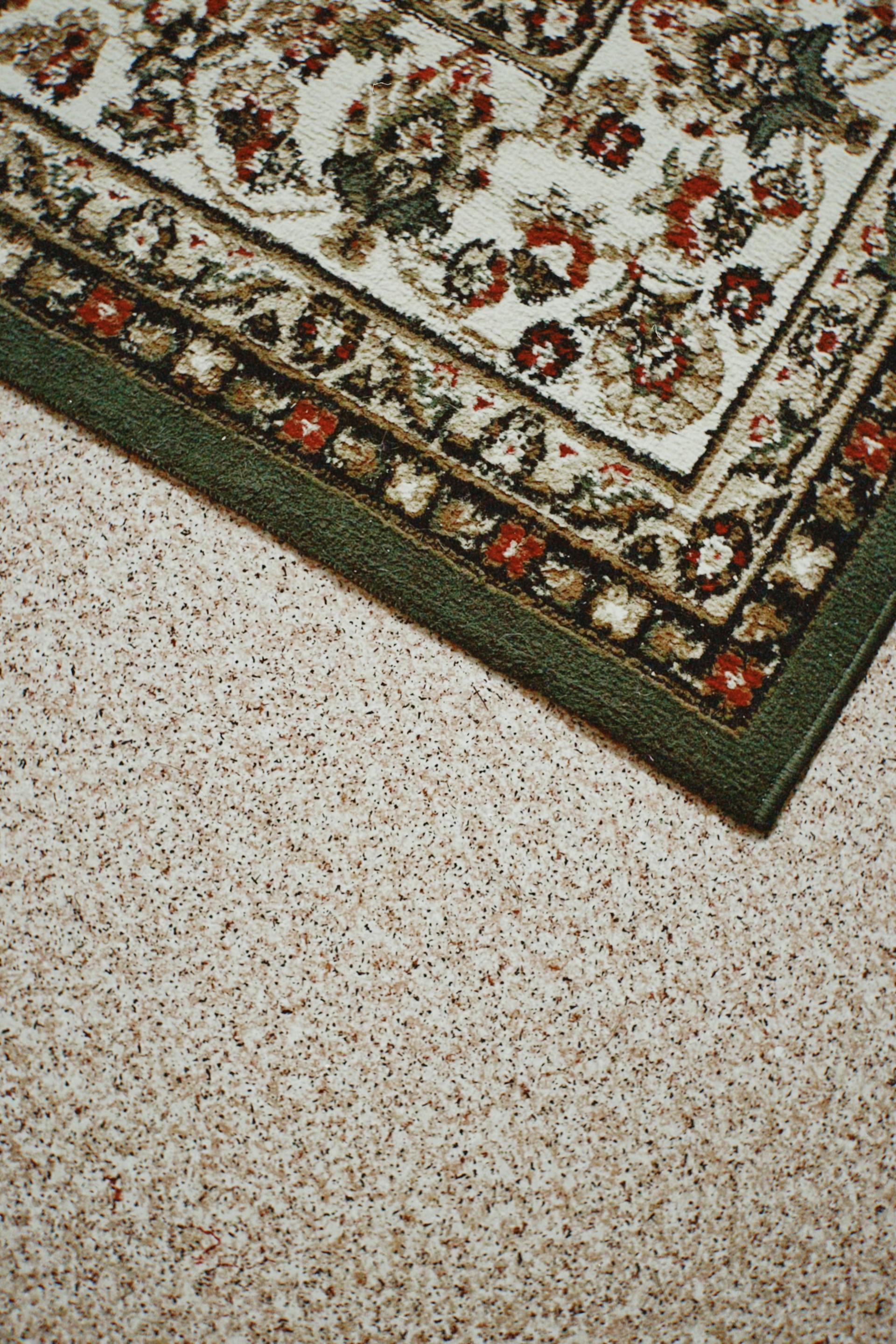 Primer plano de una alfombra en un suelo enmoquetado | Fuente: Pexels