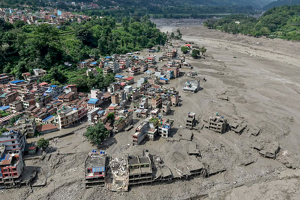 Varias casas quedaron parcialmente sumergidas en agua turbia a lo largo de la ribera de un río tras las inundaciones repentinas en Trishuli Bazar, en el distrito de Nuwakot, Nepal, el 26 de agosto de 2026. | Fuente: Getty Images