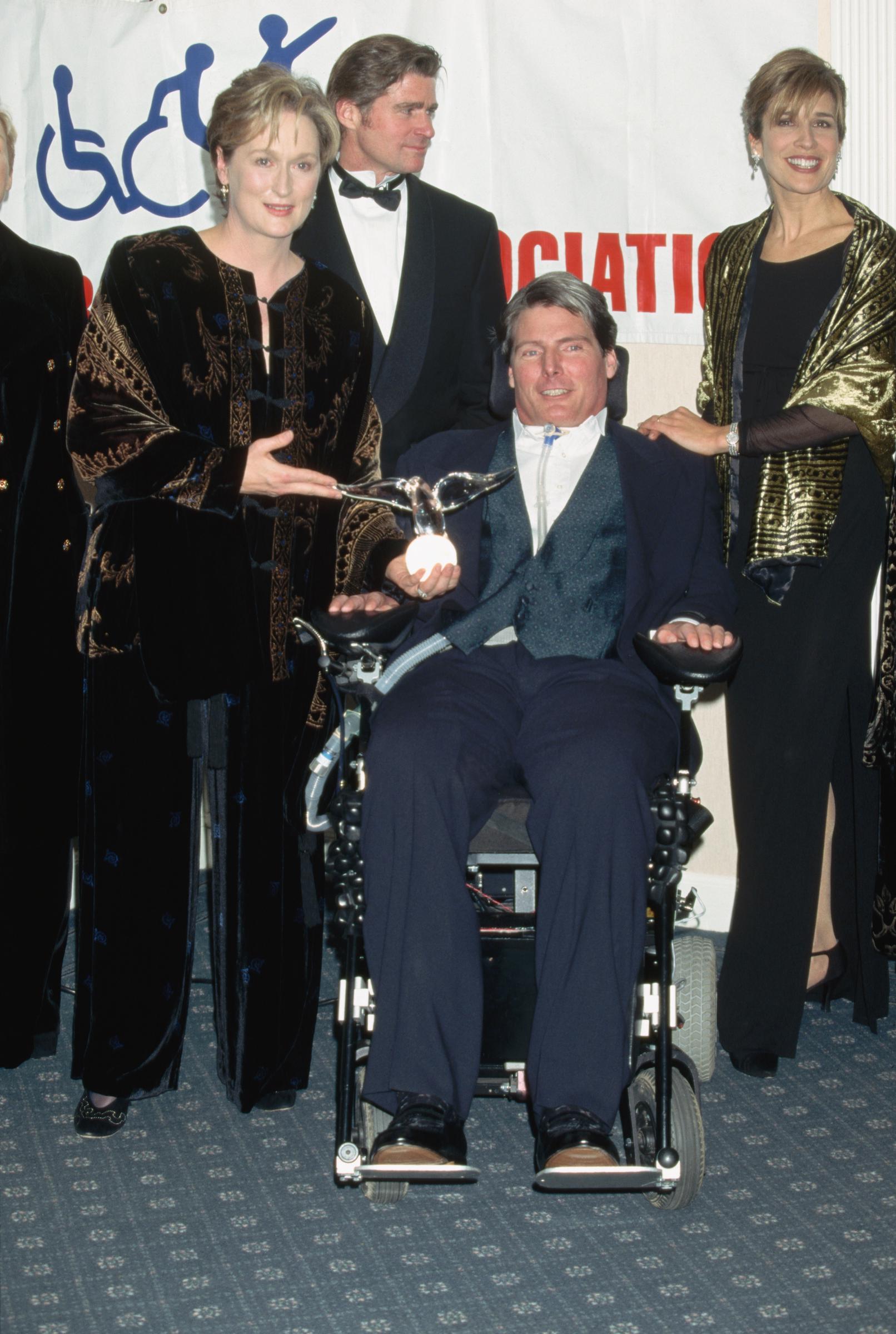 Treat Williams, Meryl Streep, Christopher y Dana Reeve en la gala benéfica anual de The Paralysis Association el 19 de noviembre de 1996, en Nueva York | Fuente: Getty Images