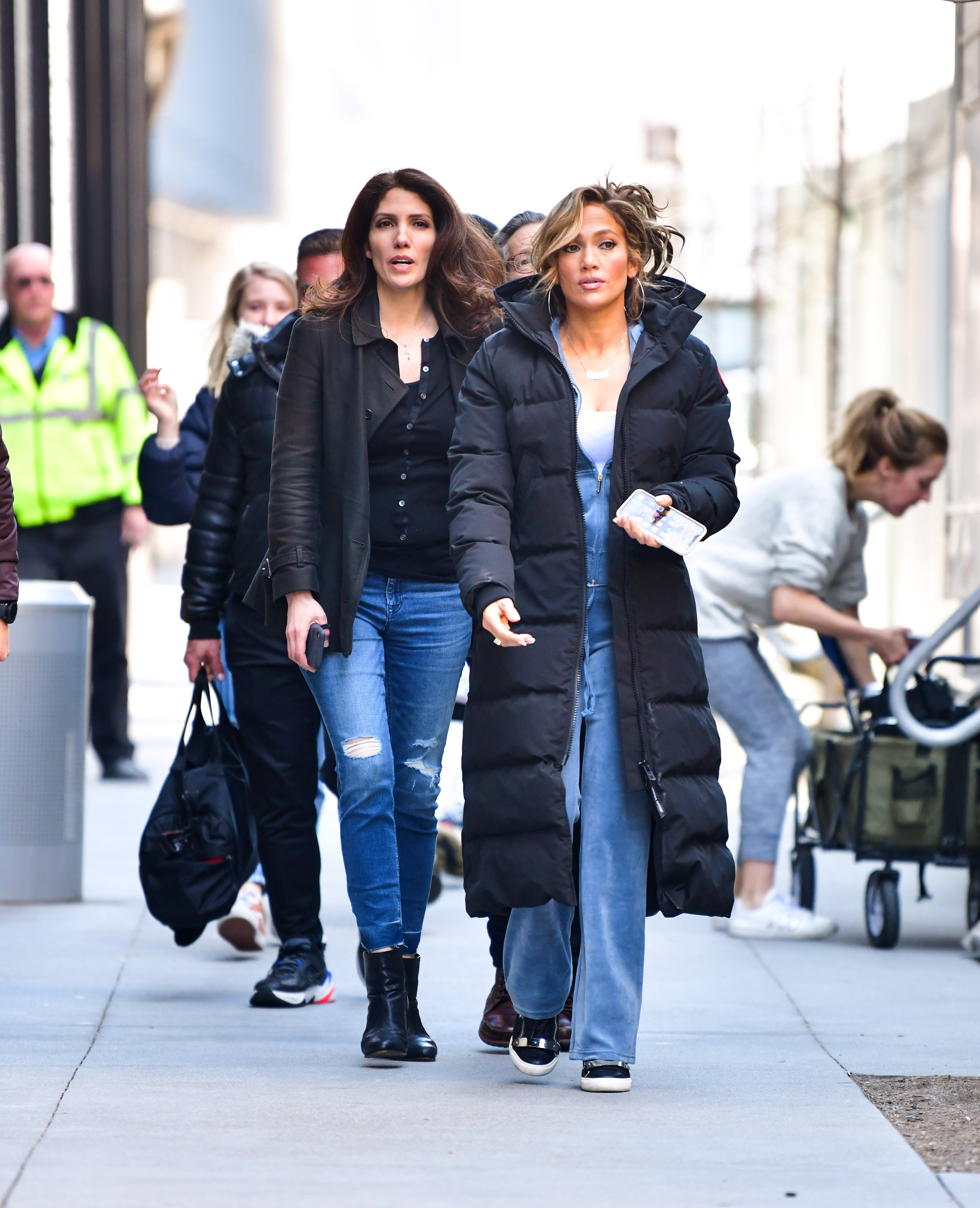 Lynda y Jennifer Lopez vistas en el rodaje de "Hustlers" en Manhattan, en Nueva York, el 4 de abril de 2019 | Fuente: Getty Images