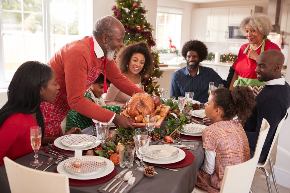 Una familia pasando un buen rato en la cena de Navidad. | Foto: Shutterstock