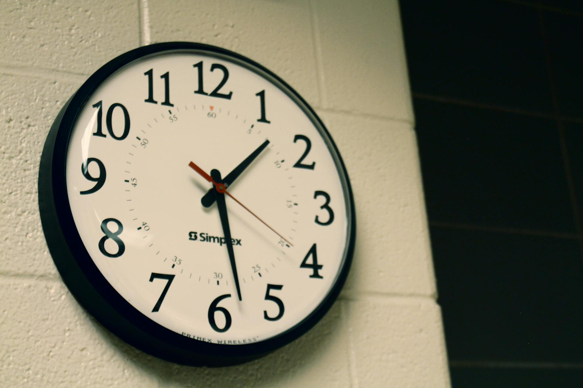 Un reloj de pared | Fuente: Pexels