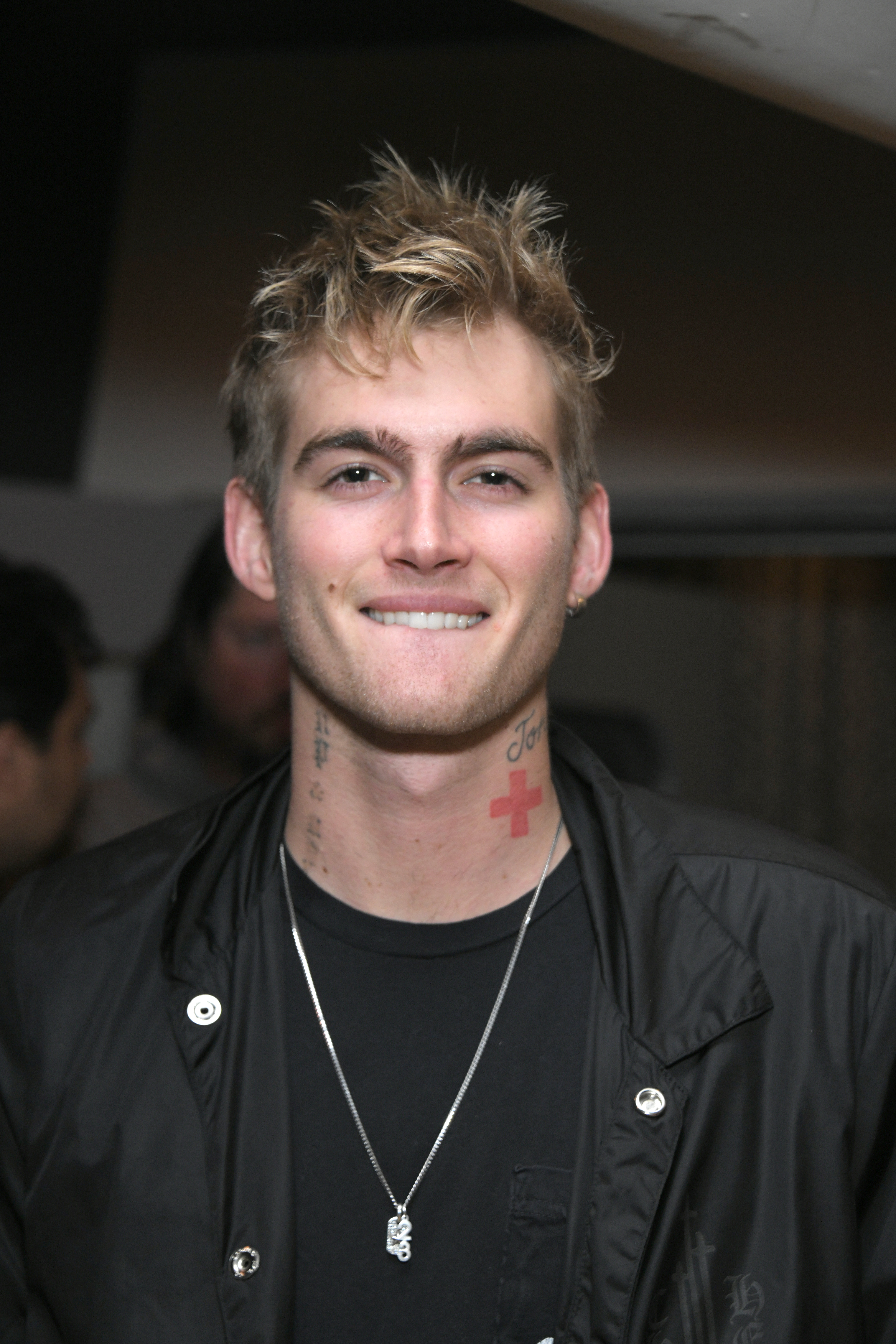 Presley estrenó la palabra "Misunderstood" debajo de su ojo en febrero de 2020, explicando: "Supongo que no me siento muy incomprendido". Para agosto de 2021, fue fotografiado sin rastros visibles del tatuaje facial, lo que dio lugar a informes de que parecía habérselo quitado. | Fuente: Getty Images