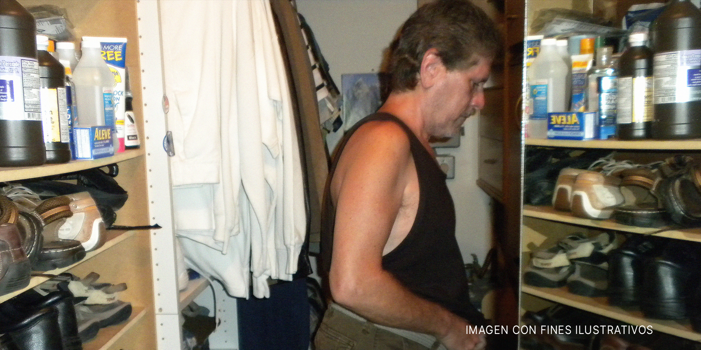 Un hombre vistiéndose en un armario | Foto: Flickr.com/osseous (CC BY 2.0)