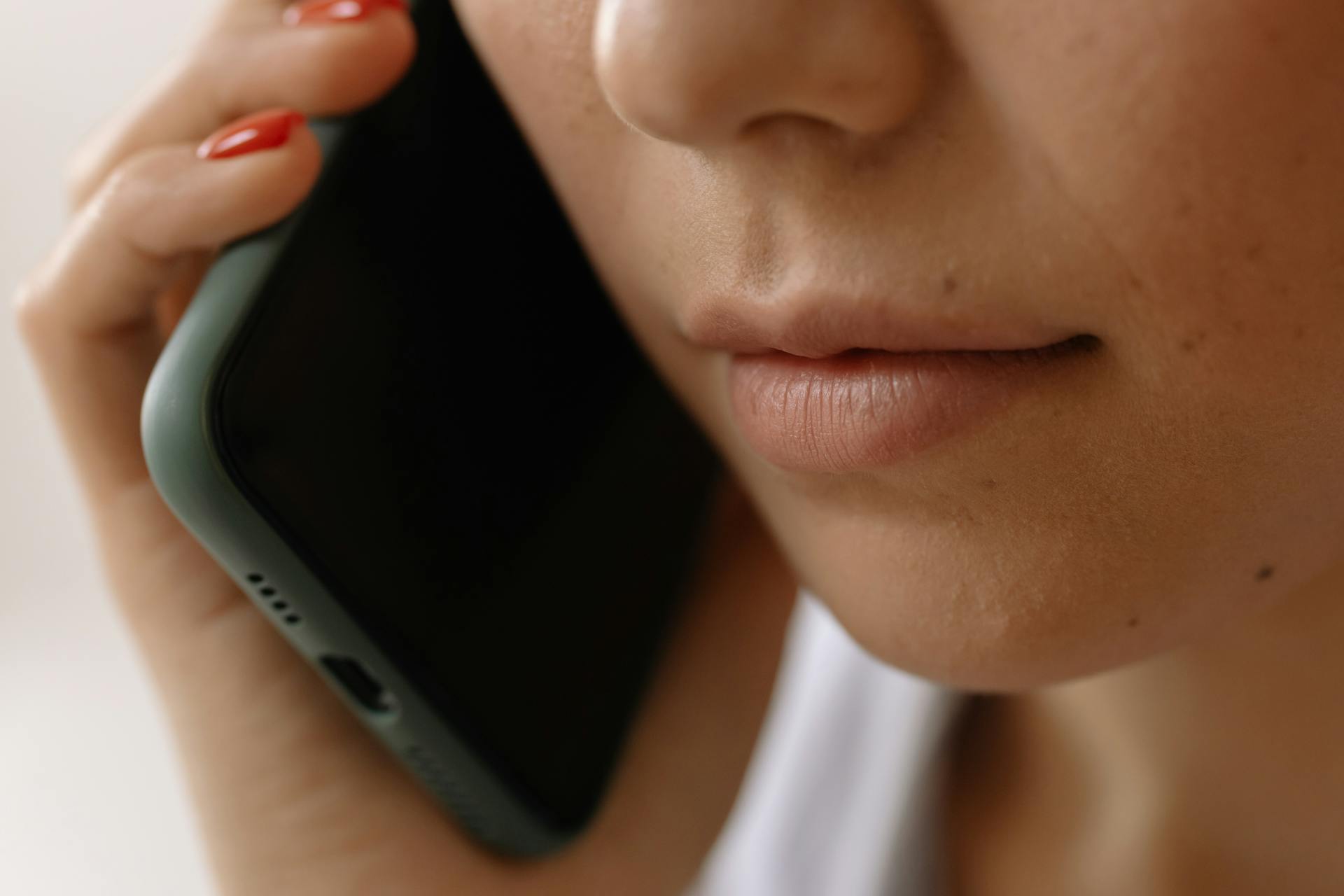 Primer plano de una mujer hablando por el móvil | Fuente: Pexels
