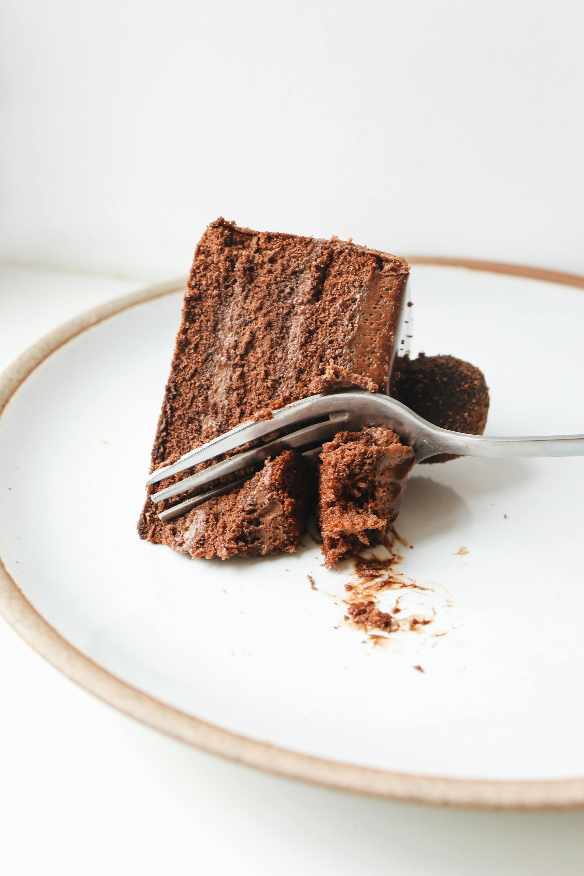 Un trozo de pastel de chocolate en un plato | Fuente: Pexels
