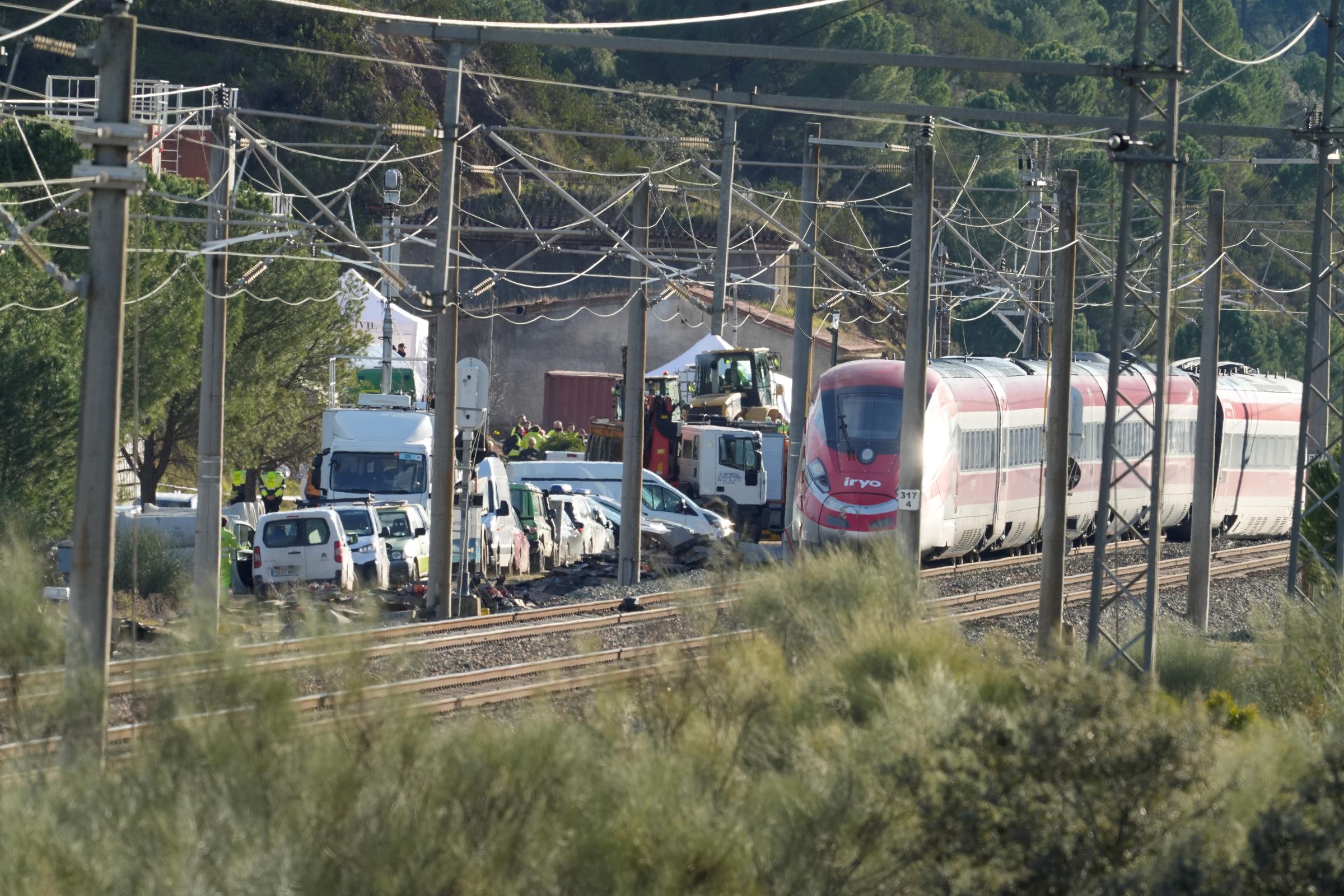 Imagen de la zona del accidente ferroviario con los convoyes destrozados. El 19 de enero de 2026, en Adamuz, Córdoba (Andalucía, España). | Fuente: Getty Images