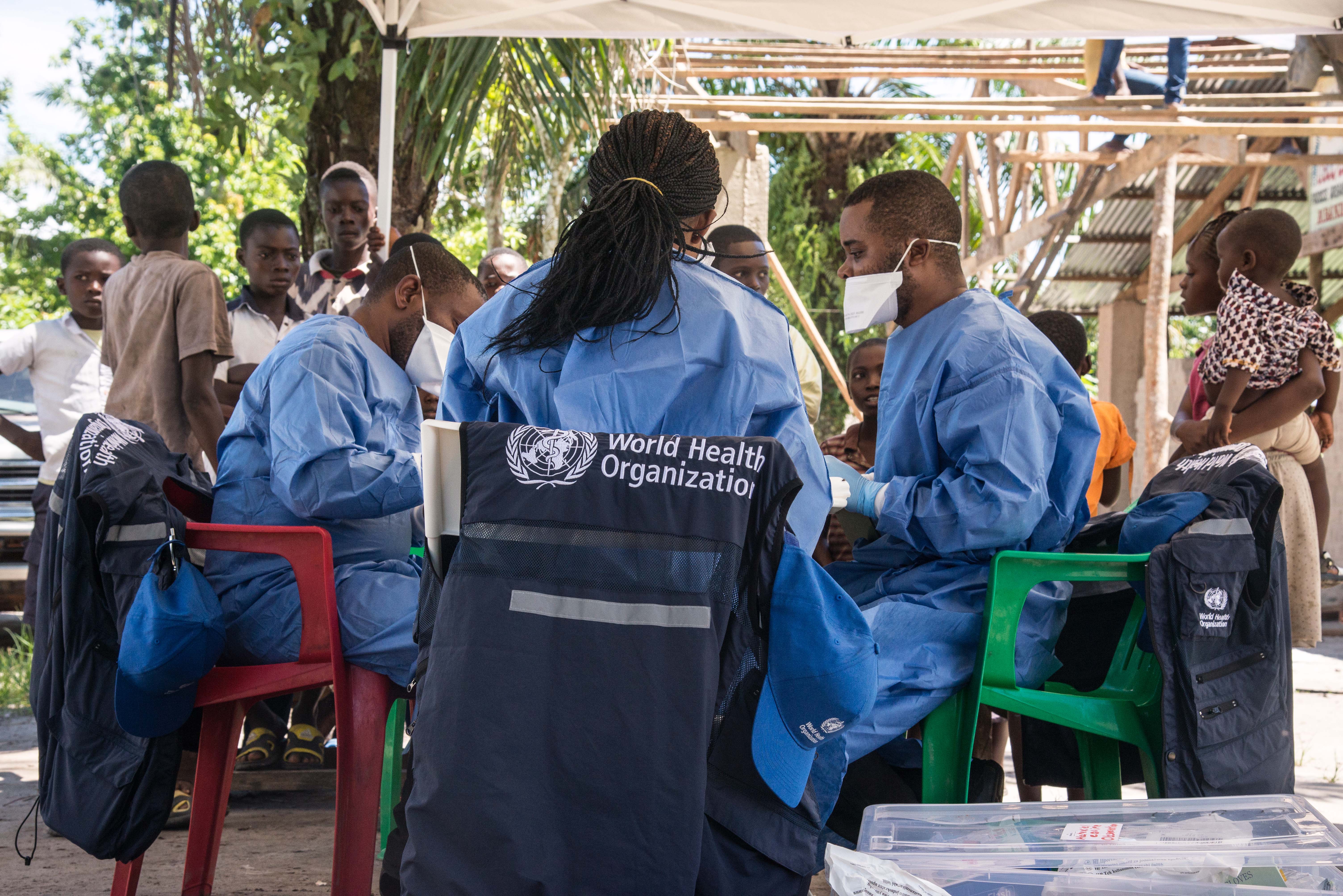 Un equipo de la Organización Mundial de la Salud (OMS) se reúne con residentes en la República Democrática del Congo el 21 de mayo de 2018 | Fuente: Getty Images