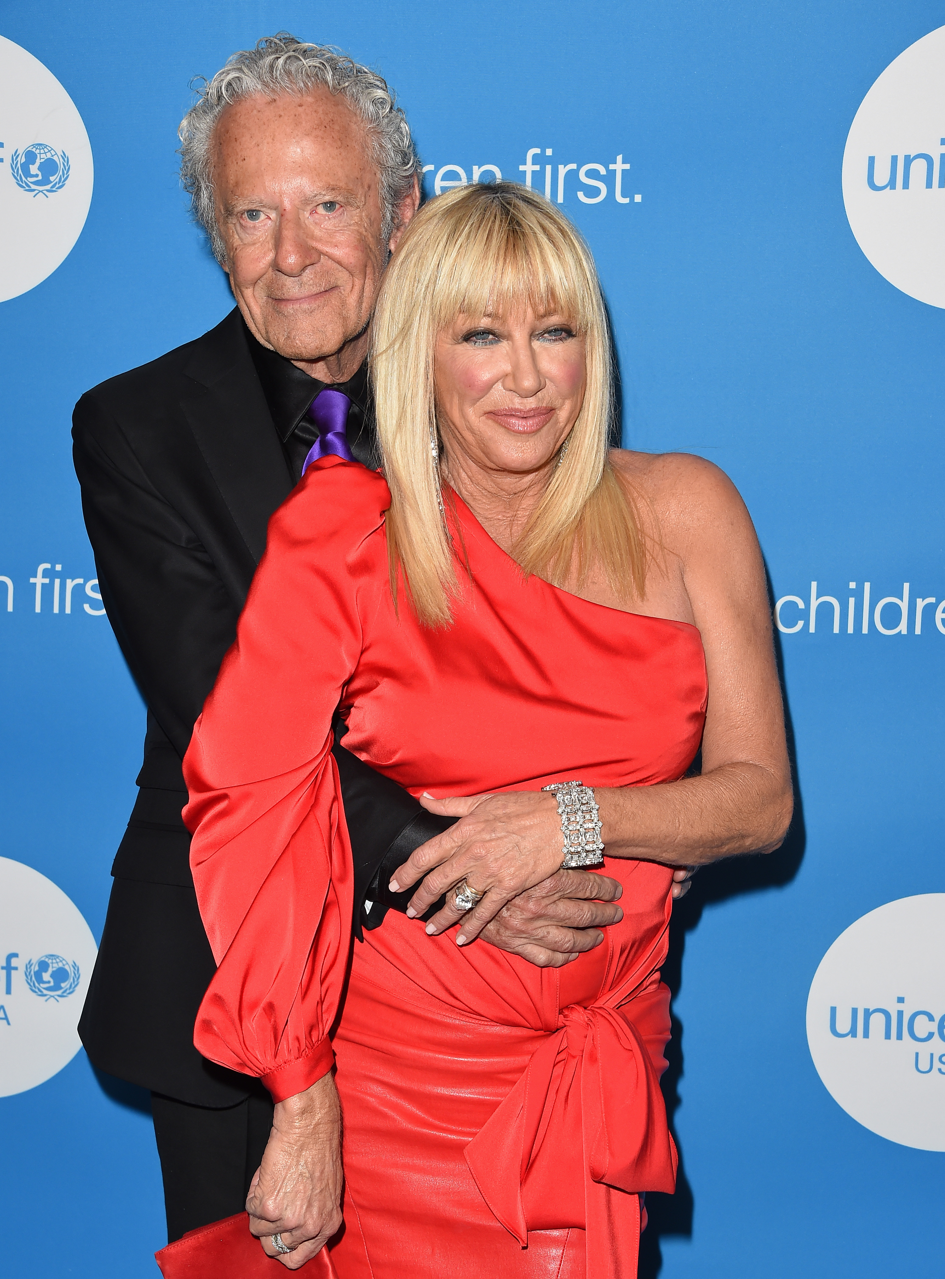 Alan Hamel y Suzanne Somers en el 7º Baile Bienal de UNICEF en Los Ángeles | Foto: Getty Images