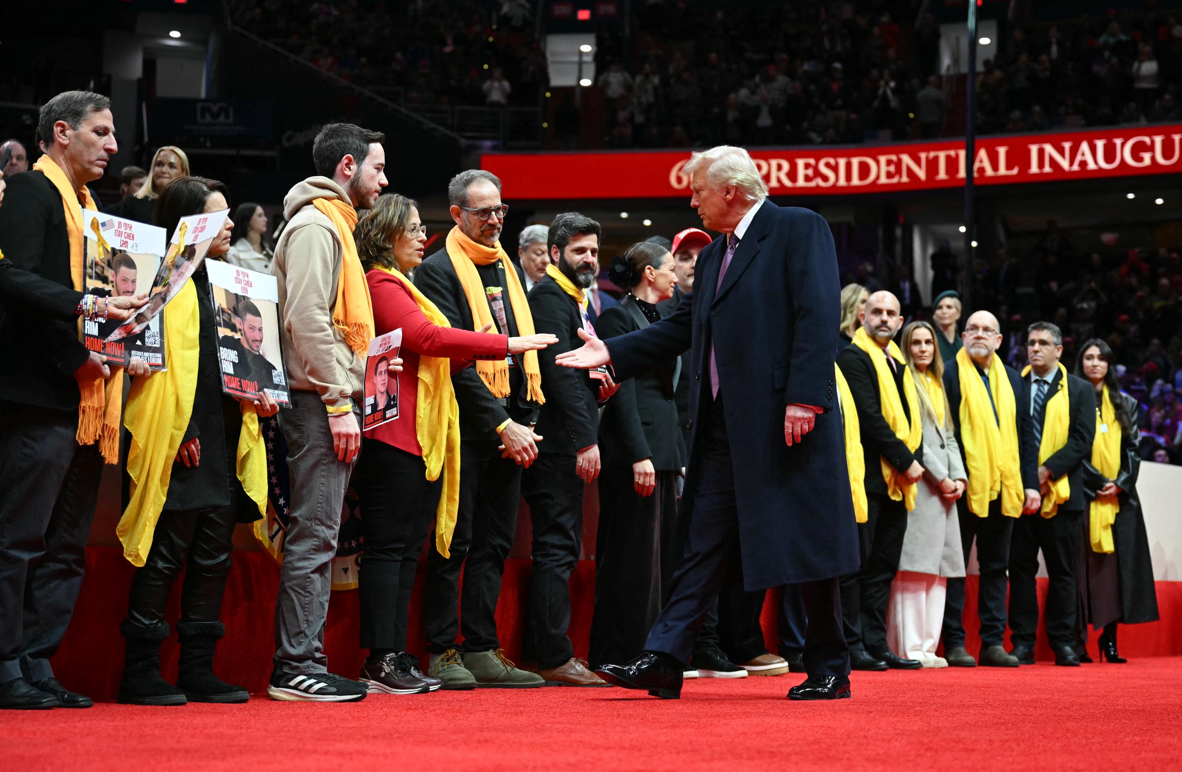 Donald Trump estrecha la mano de los familiares de los rehenes israelíes de Hamás durante el desfile inaugural dentro del Capital One Arena, en Washington, DC, el 20 de enero de 2025 | Fuente: Getty Images