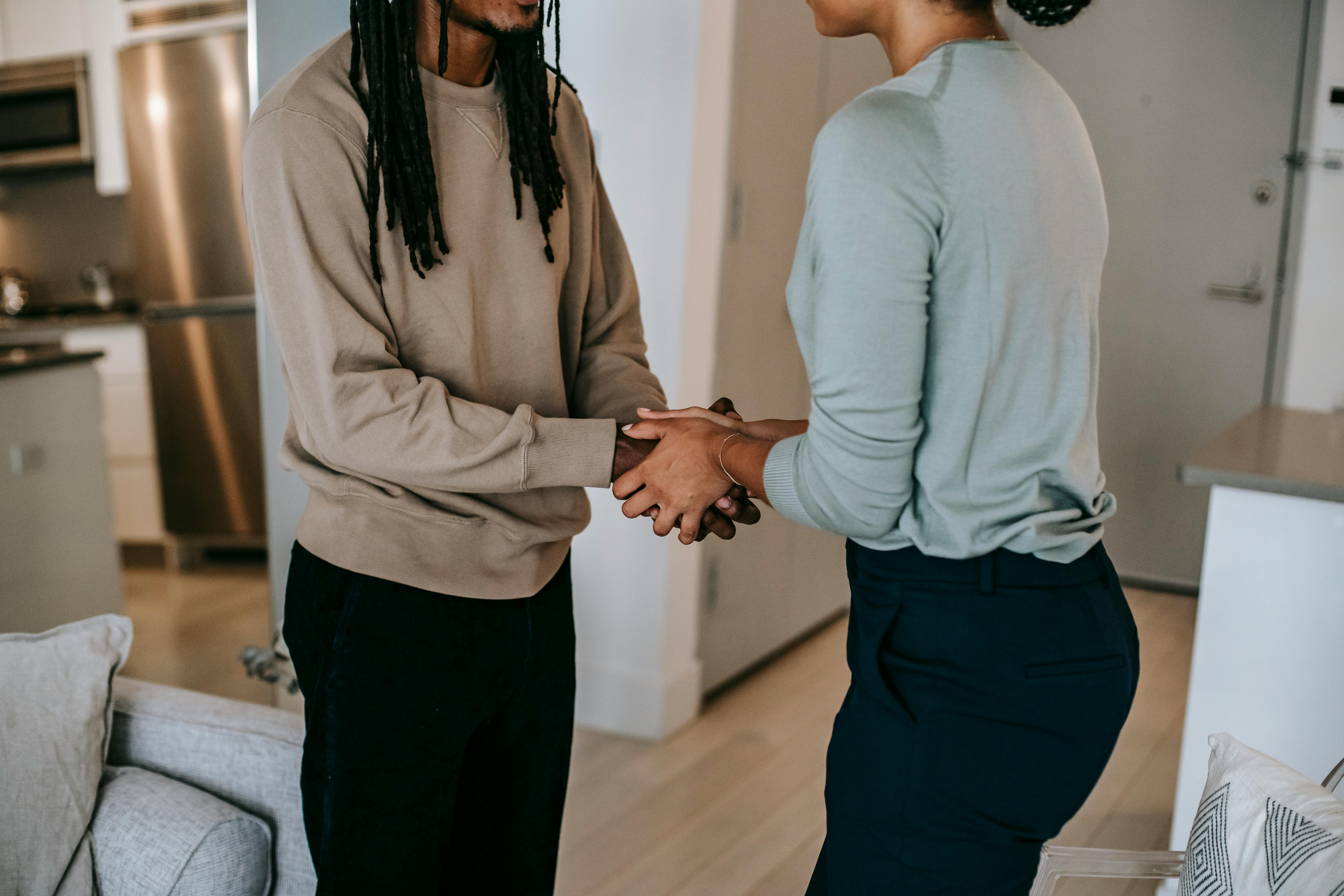 Dos personas dándose la mano | Fuente: Pexels