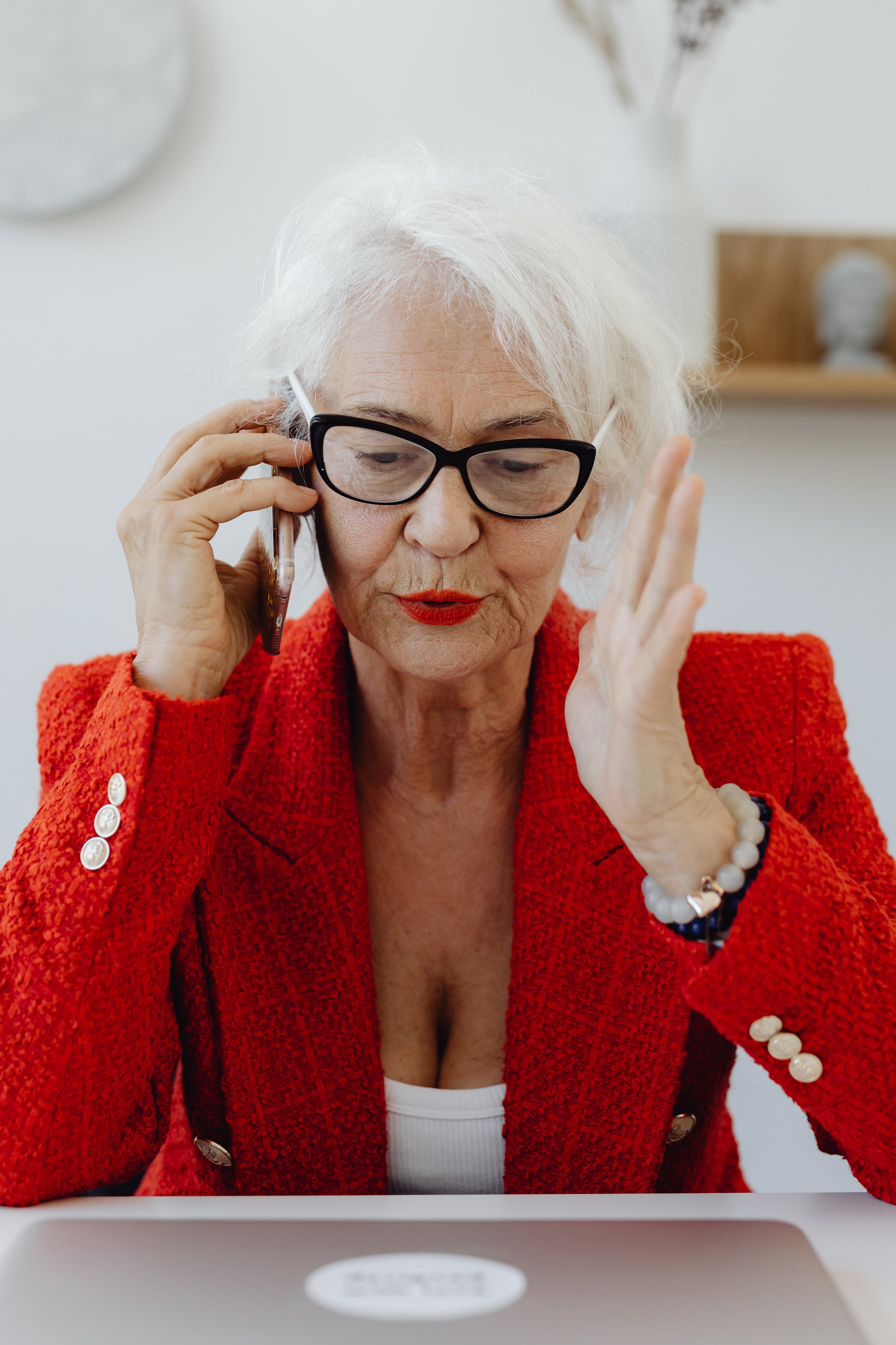 Una mujer mayor hablando por teléfono | Foto: Pexels