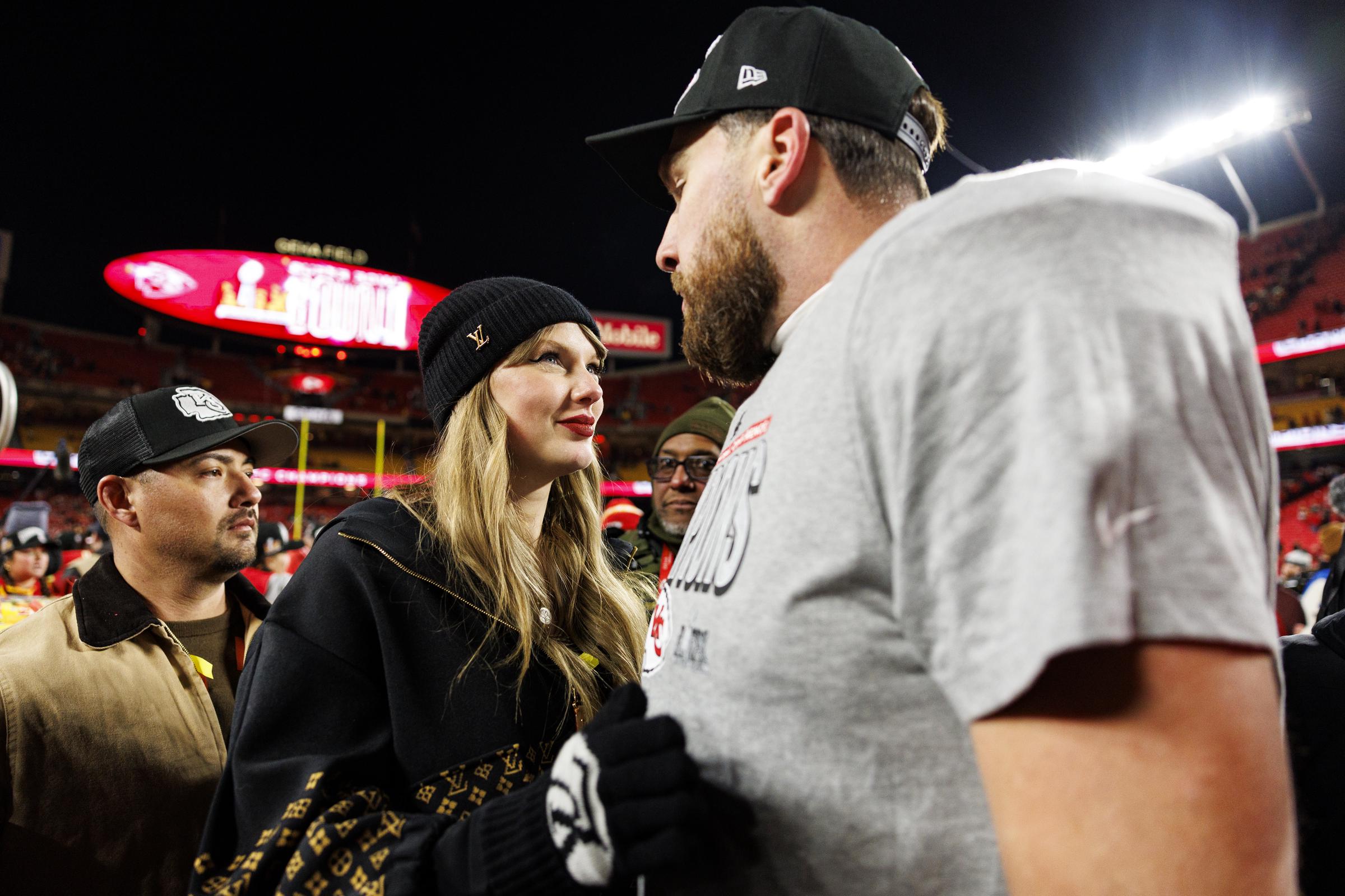 Travis Kelce y Taylor Swift celebran después del partido por el Campeonato de la AFC en el GEHA Field del Estadio Arrowhead el 26 de enero de 2025, en Kansas City, Missouri | Fuente: Getty Images