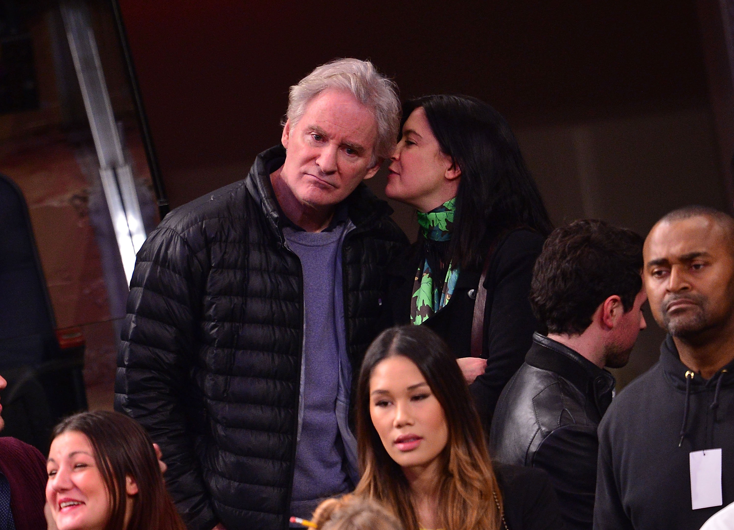 Kevin Kline y Phoebe Cates en el Madison Square Garden el 13 de enero de 2014 en Nueva York | Fuente: Getty Images