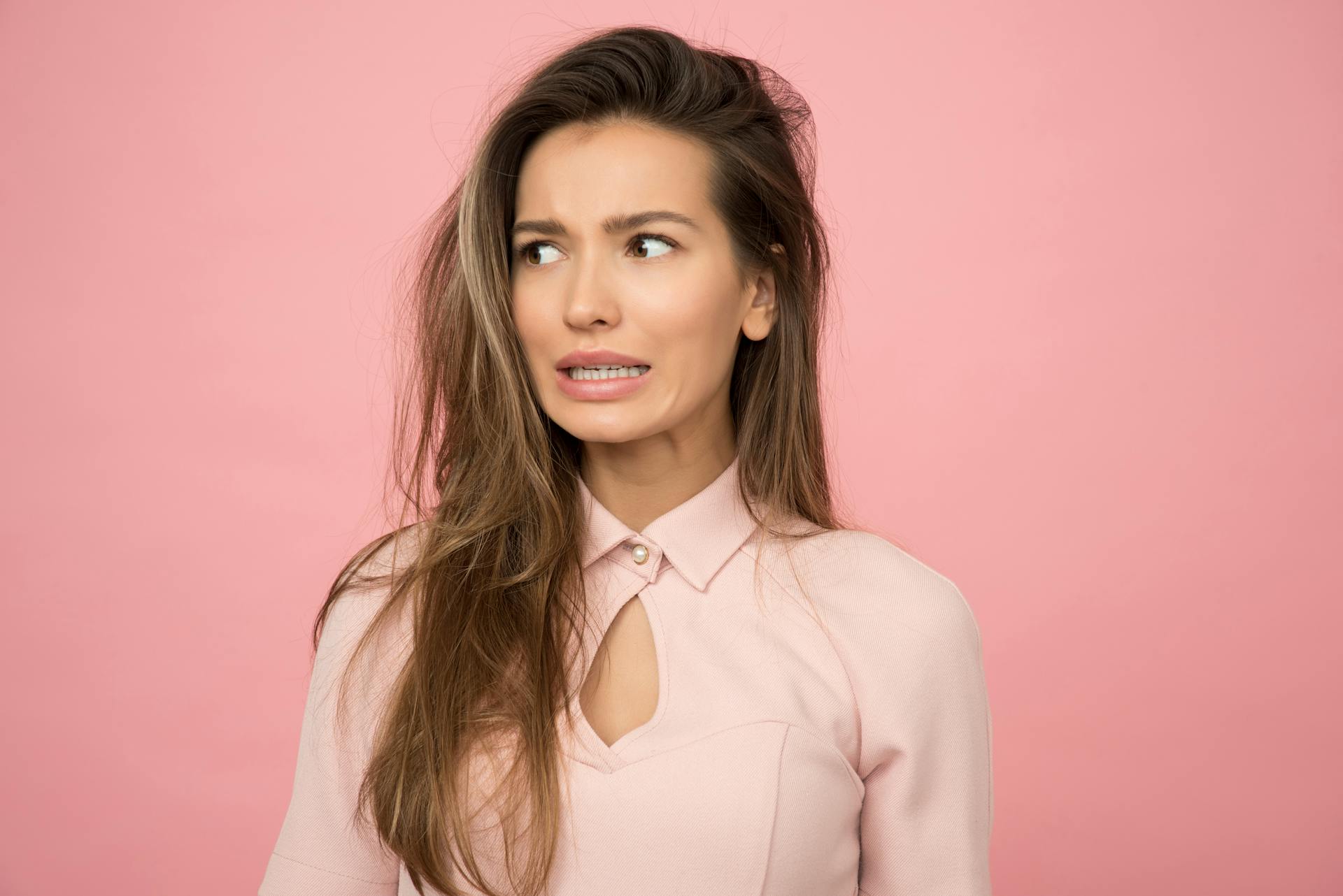 Una mujer con una camisa rosa | Fuente: Pexels