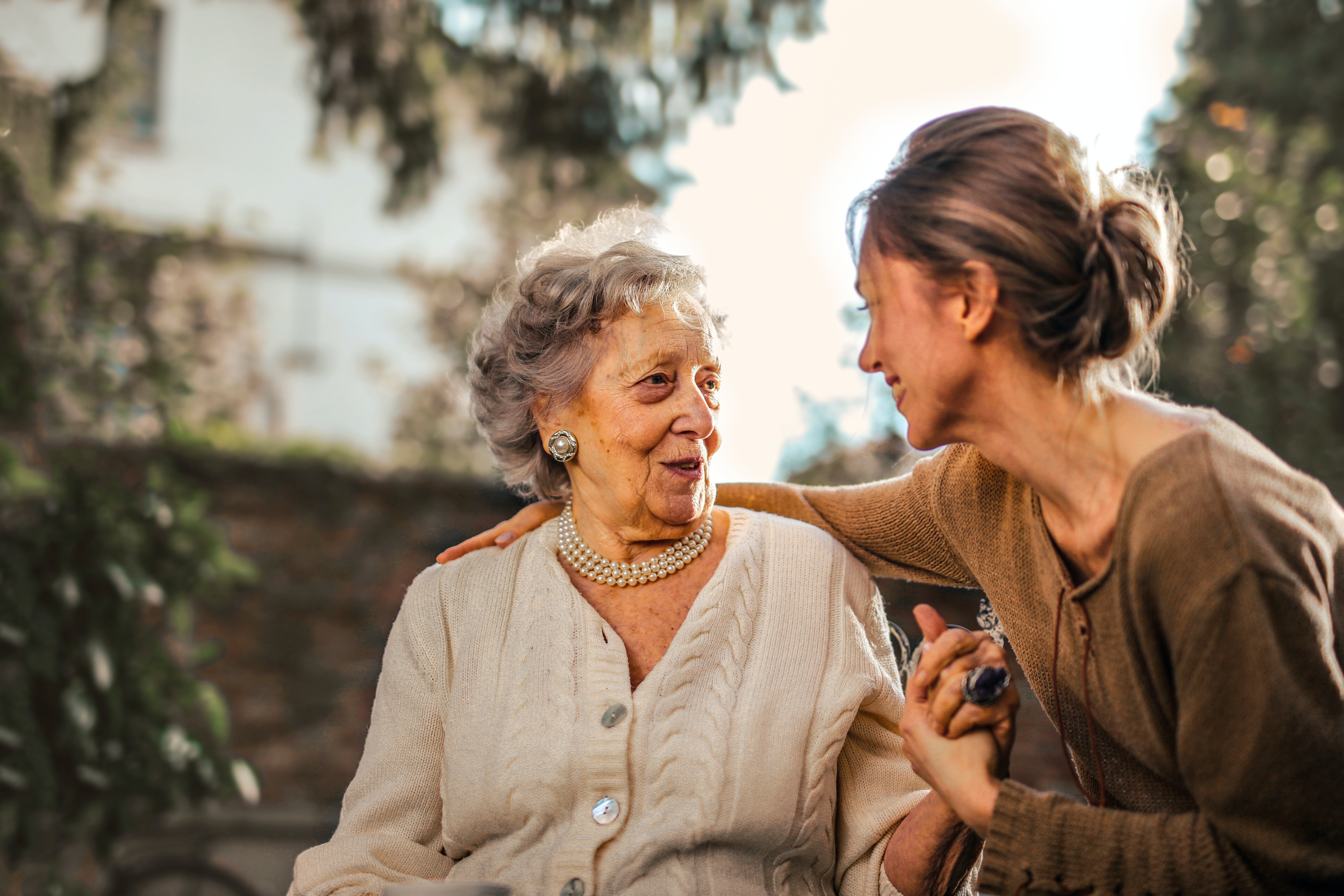 Anciana hablando con una joven | Foto: Pexels