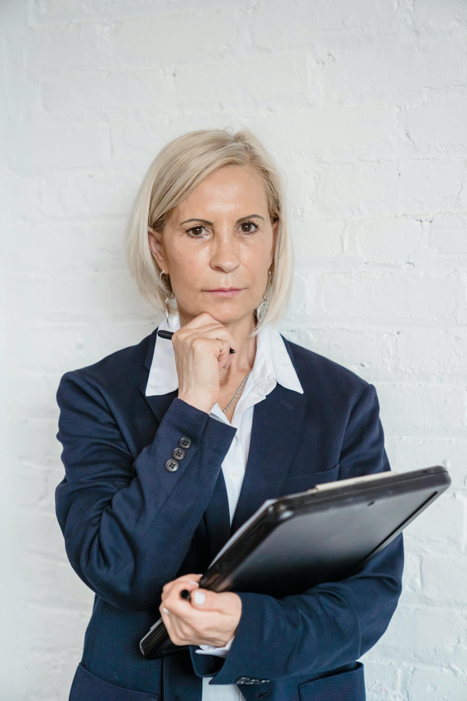 Una mujer sujetando un portapapeles | Fuente: Pexels