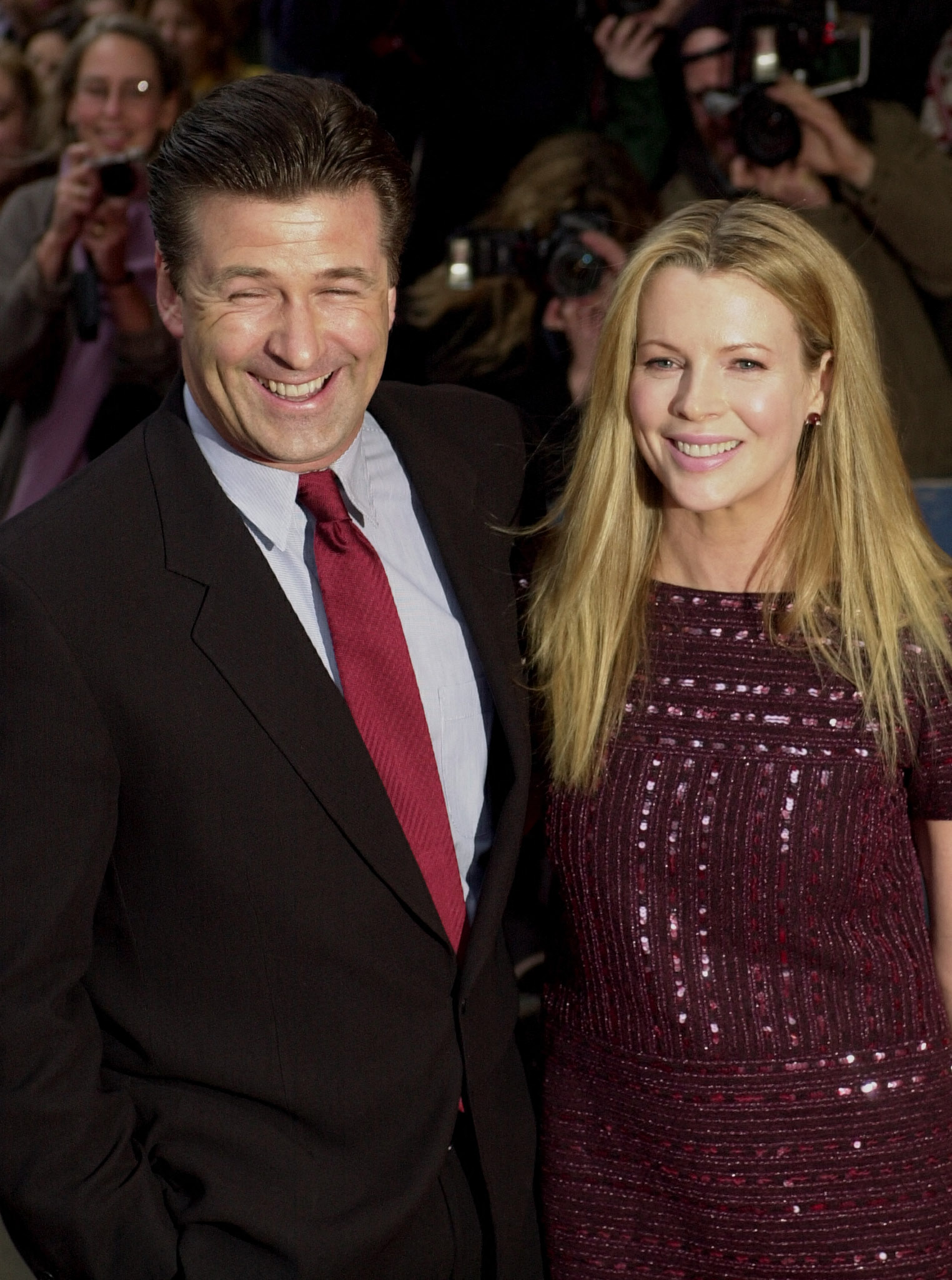 Kim Basinger y Alec Baldwin asisten al estreno de una película el 18 de abril de 2000 | Fuente: Getty Images