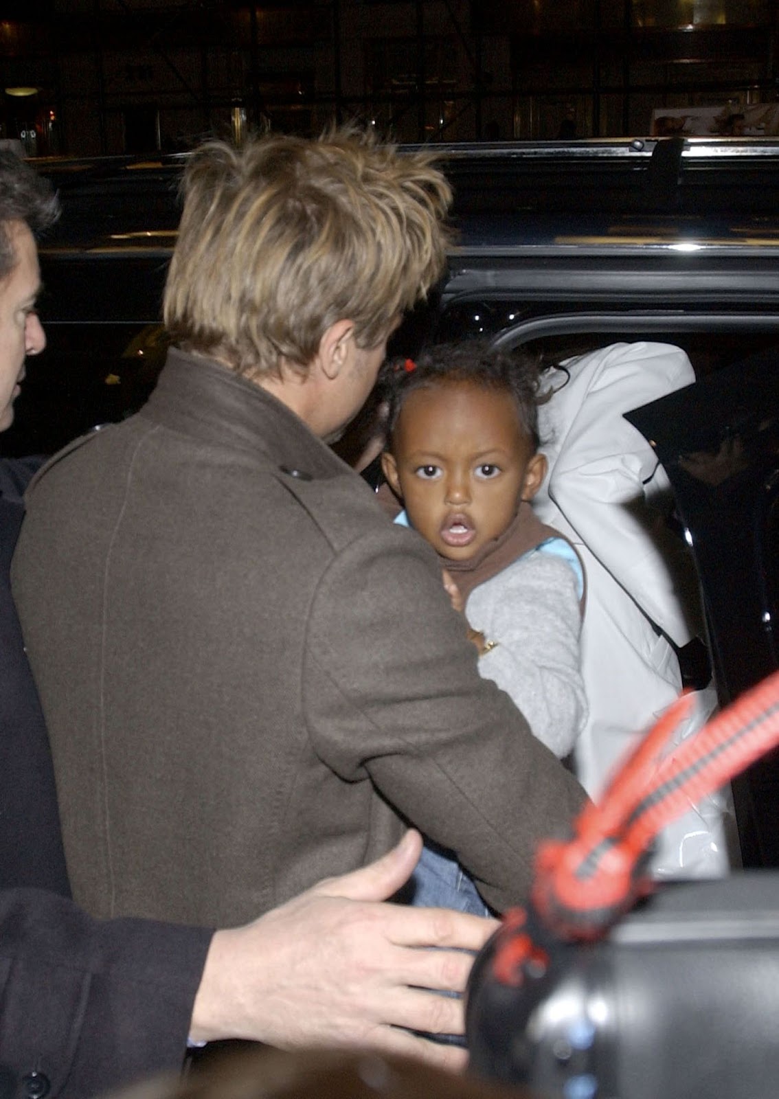 Brad Pitt fotografiado con Zahara al salir de una juguetería el 8 de diciembre de 2006, en Nueva York. | Fuente: Getty Images