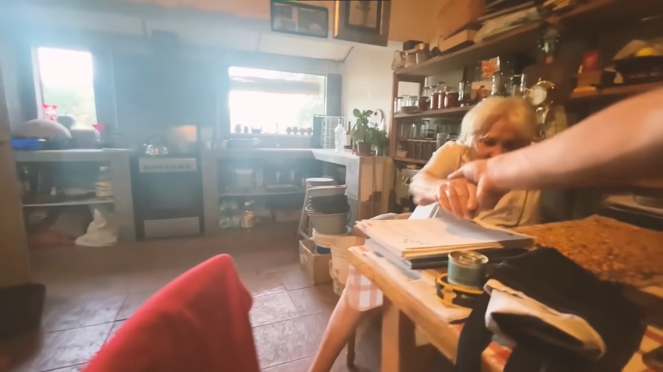 Lucía Topolansky, entrevistada en 2023 en la chacra que compartía con su marido José Mujica. | YouTube/Joaco Santos