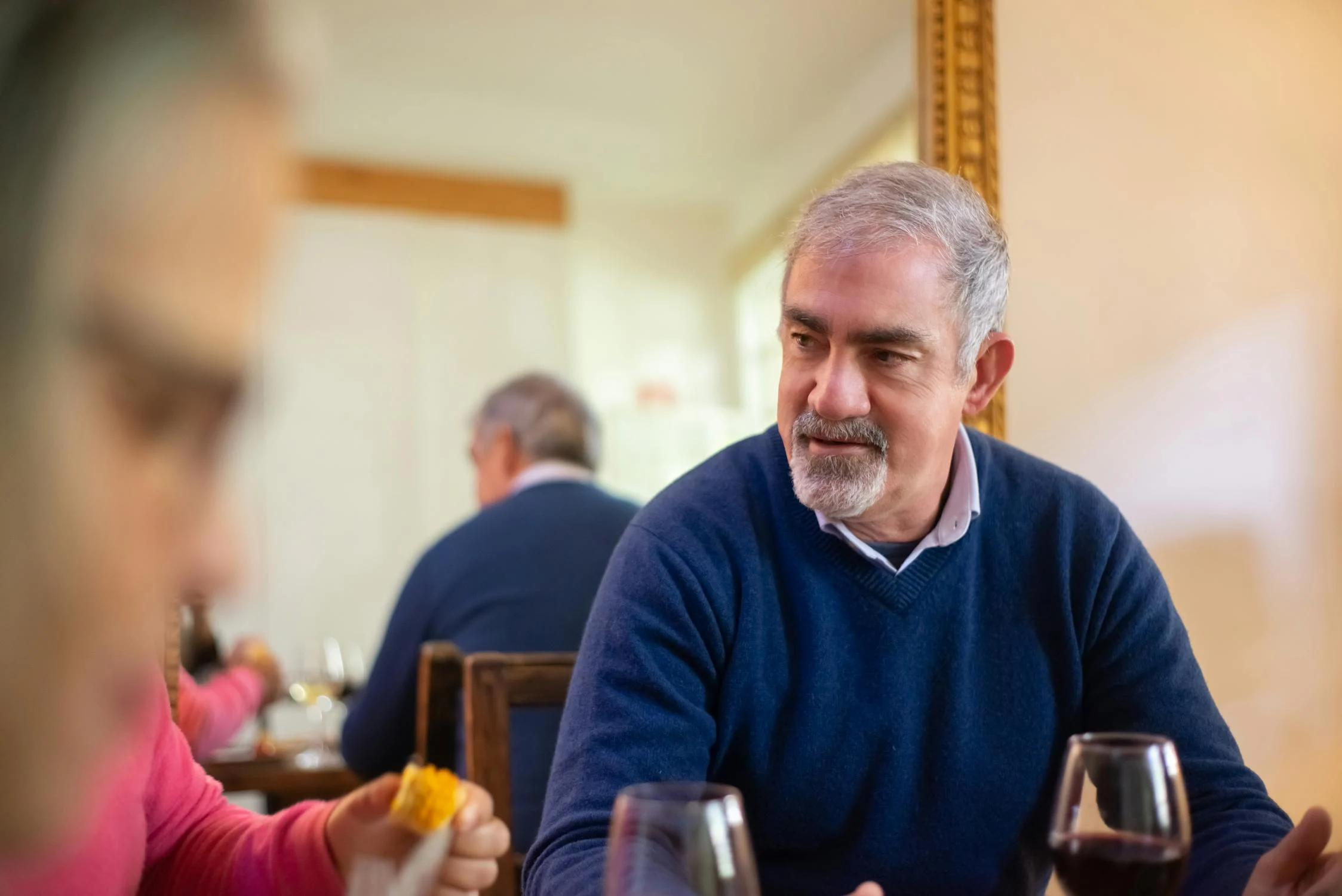 Un hombre de mediana edad frunce el ceño durante la cena | Fuente: Pexels