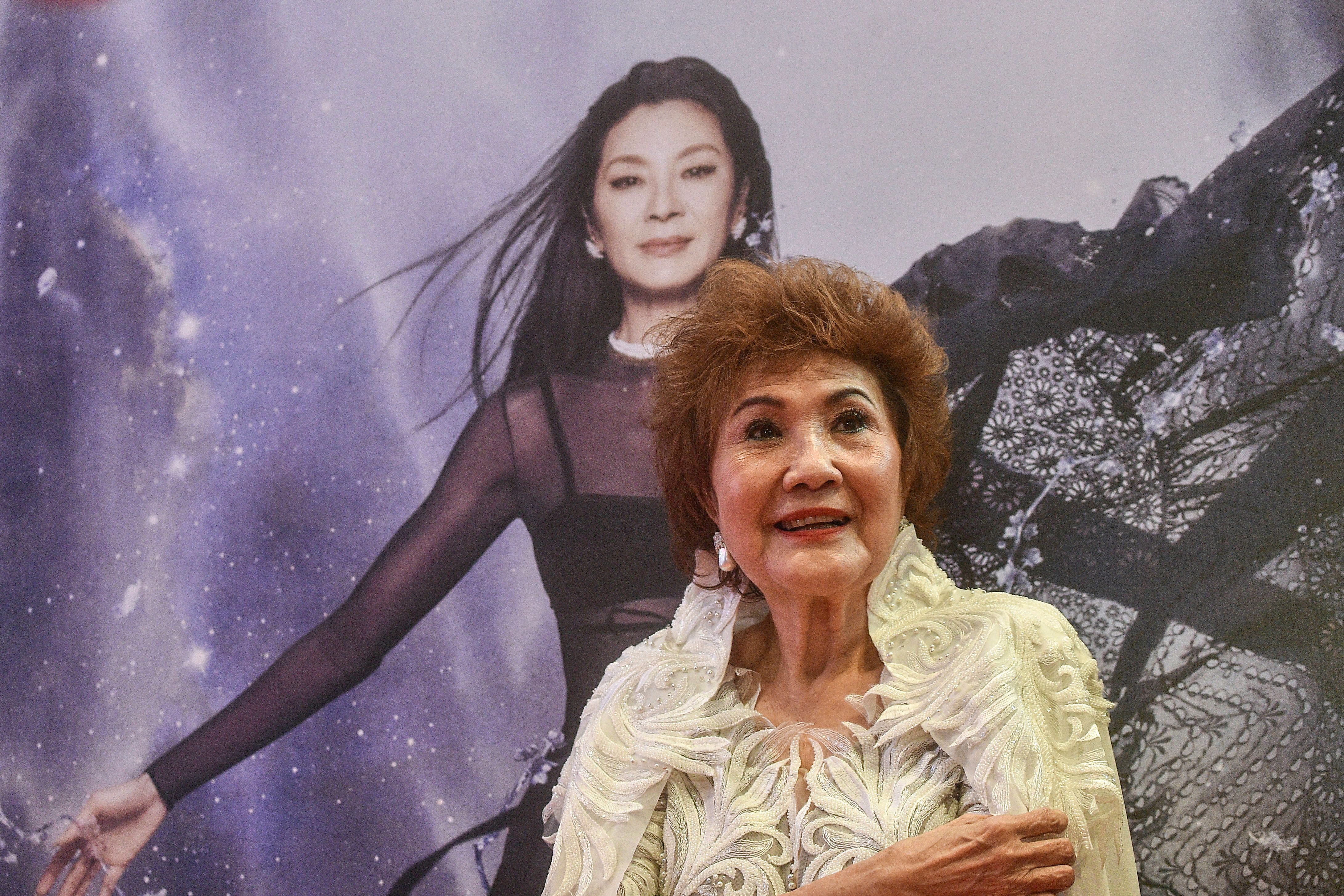 Janet Yeoh, madre de la actriz Michelle Yeoh, posa para las fotos después de que su hija ganara el premio a la Mejor Actriz Protagonista en la 95 edición de los Premios de la Academia de Los Ángeles, en un acto celebrado en Kuala Lumpur el 13 de marzo de 2023. | Foto: Getty Images
