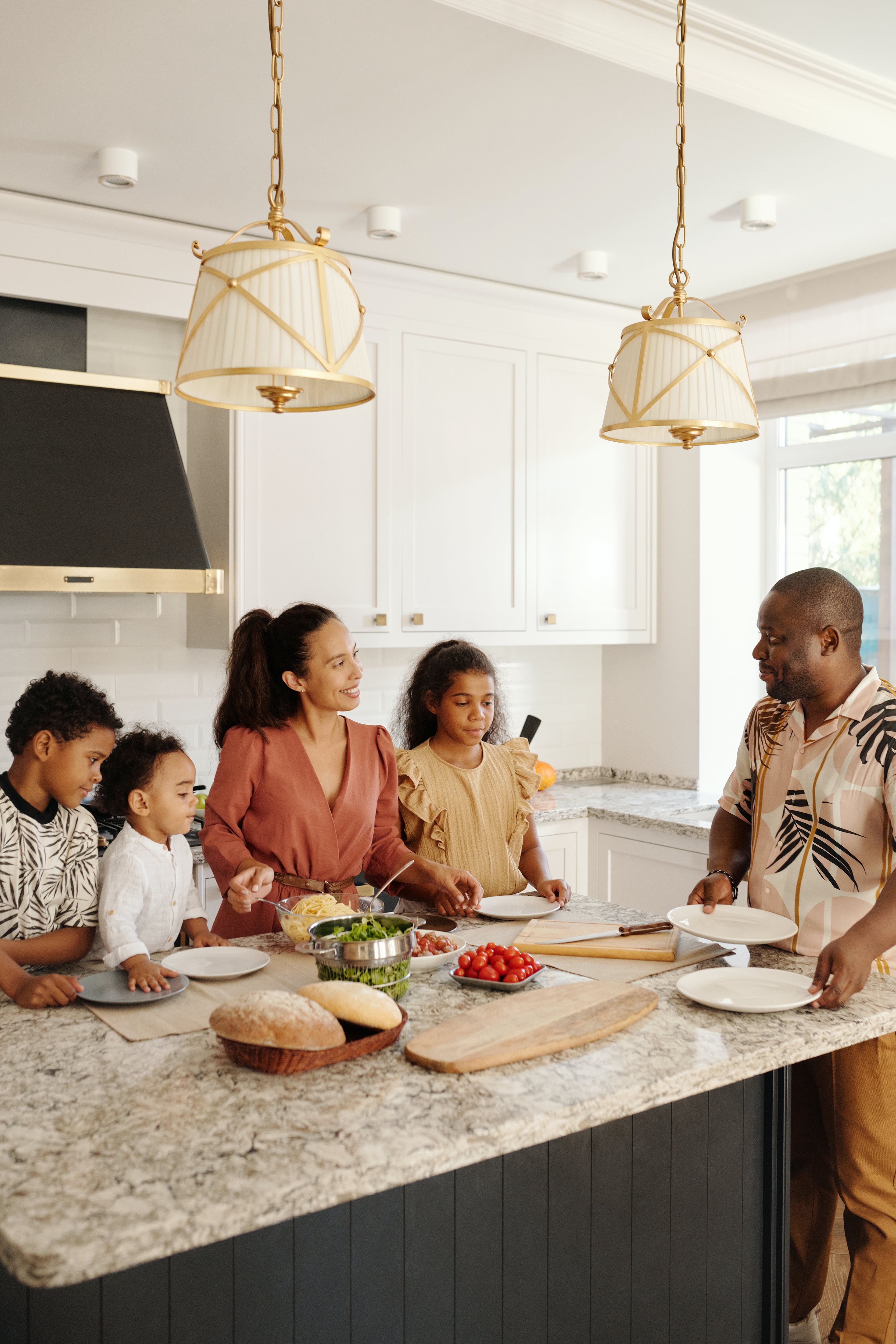 Una familia numerosa preparando una comida juntos en la cocina | Fuente: Pexels