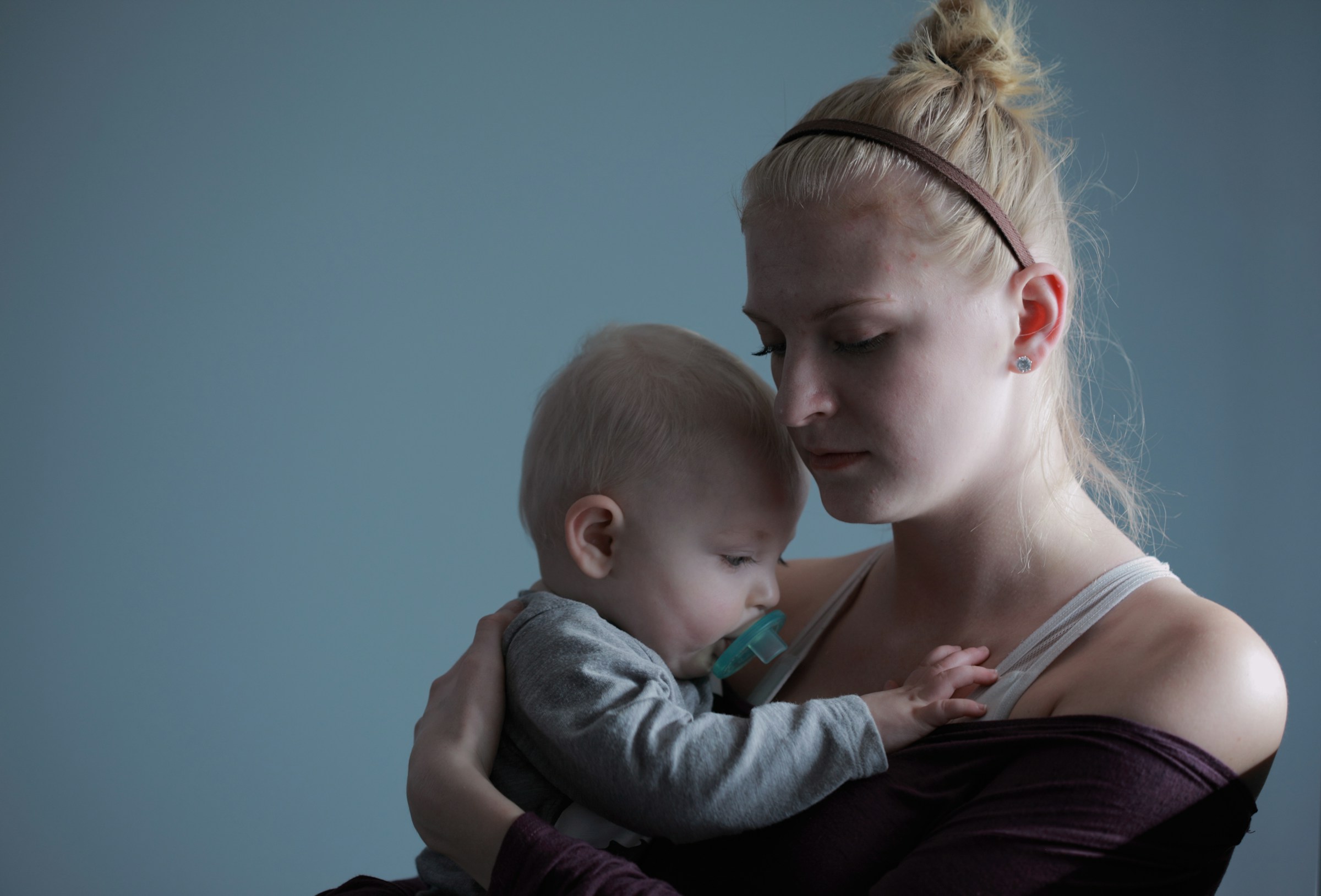 Una mujer con su bebé | Fuente: Unsplash