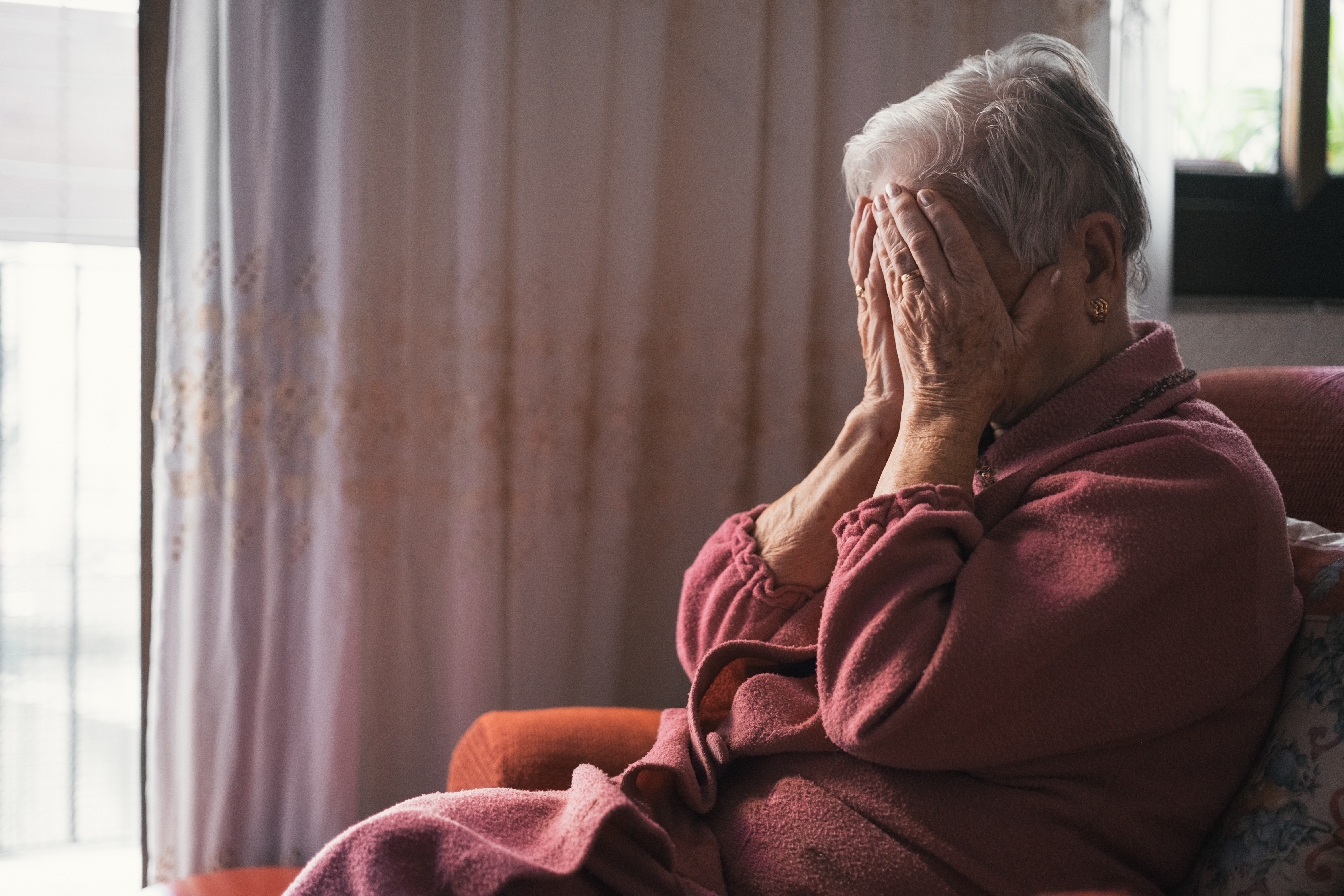 Una anciana triste | Foto: Shutterstock