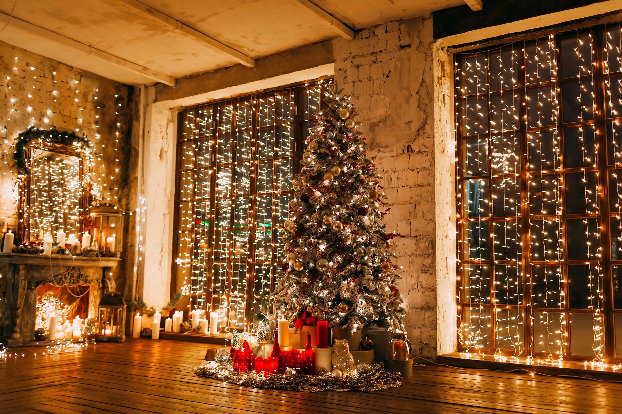 Árbol de Navidad rodeado de cortinas de luces. | Foto: Shutterstock