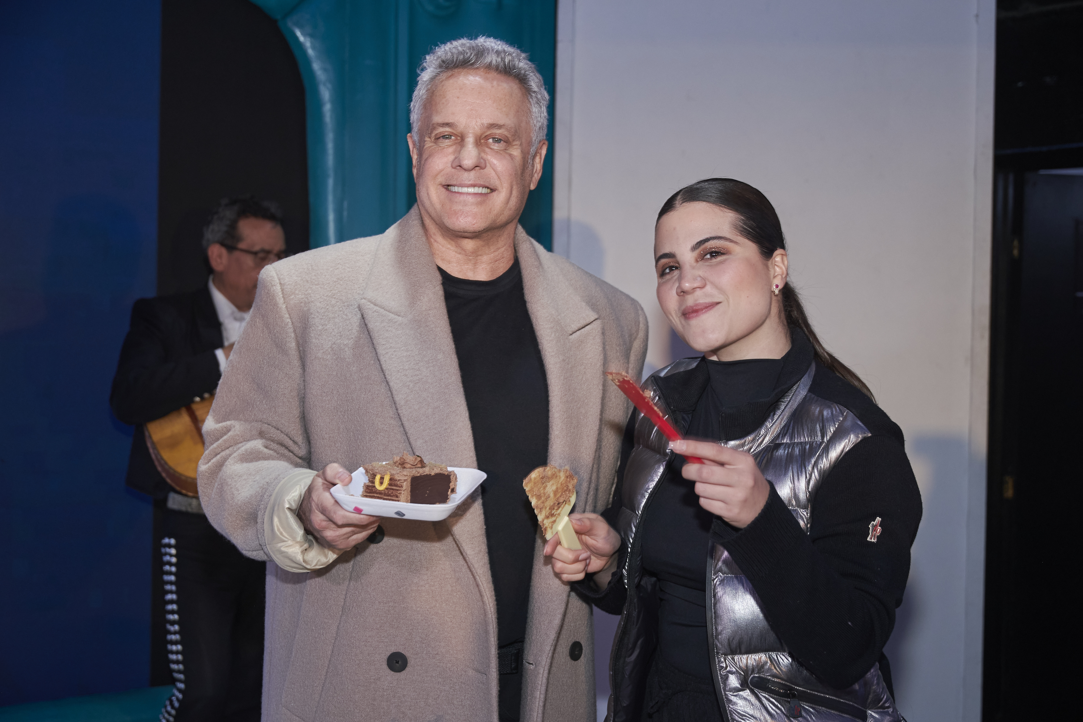 Alexis Ayala y Cinthia Aparicio posan para una foto durante la fiesta sorpresa de cumpleaños de Alexis Ayala en el Teatro Versalles el 10 de agosto de 2024 en la Ciudad de México, México. | Fuente: Getty Images