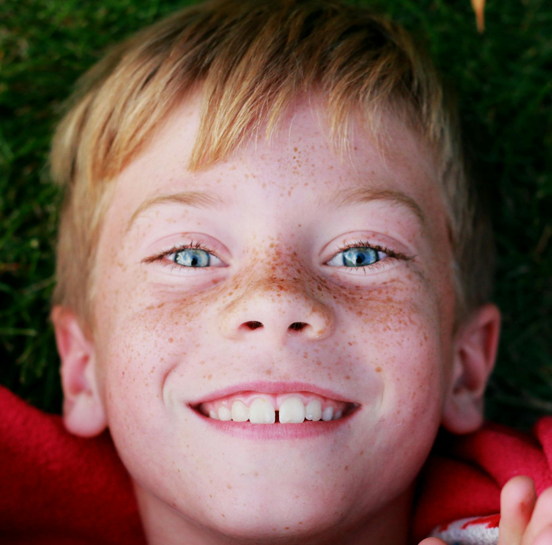 Un niño sonriente | Fuente: Pexels