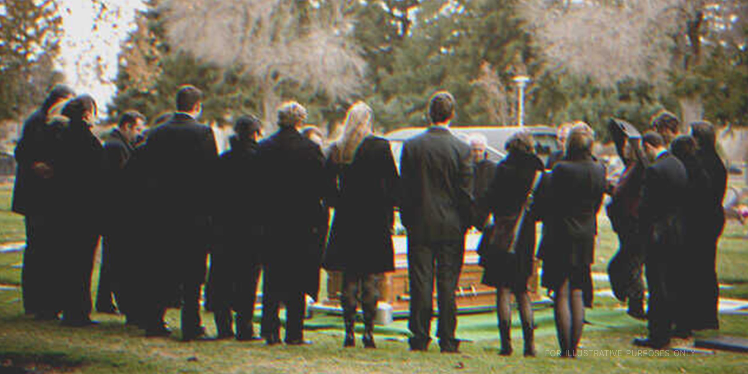 Varias personas en un entierro. | Foto: Getty Images