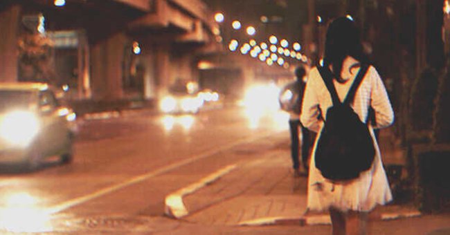 Una mujer caminando sola por la noche | Foto: Shutterstock