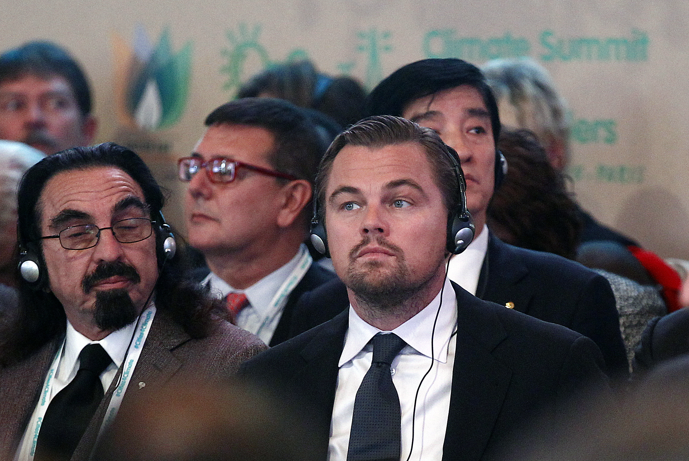 Leonardo DiCaprio y su padre George DiCaprio asisten a una conferencia sobre el cambio climático el 4 de diciembre de 2015 en París, Francia | Foto: Getty Images