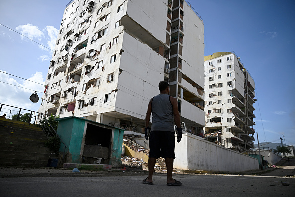 Un hombre observa varios edificios de apartamentos gravemente dañados tras el terremoto ocurrido en Catia La Mar, estado La Guaira, a unos 30 kilómetros al noroeste de Caracas, el 25 de junio de 2026.