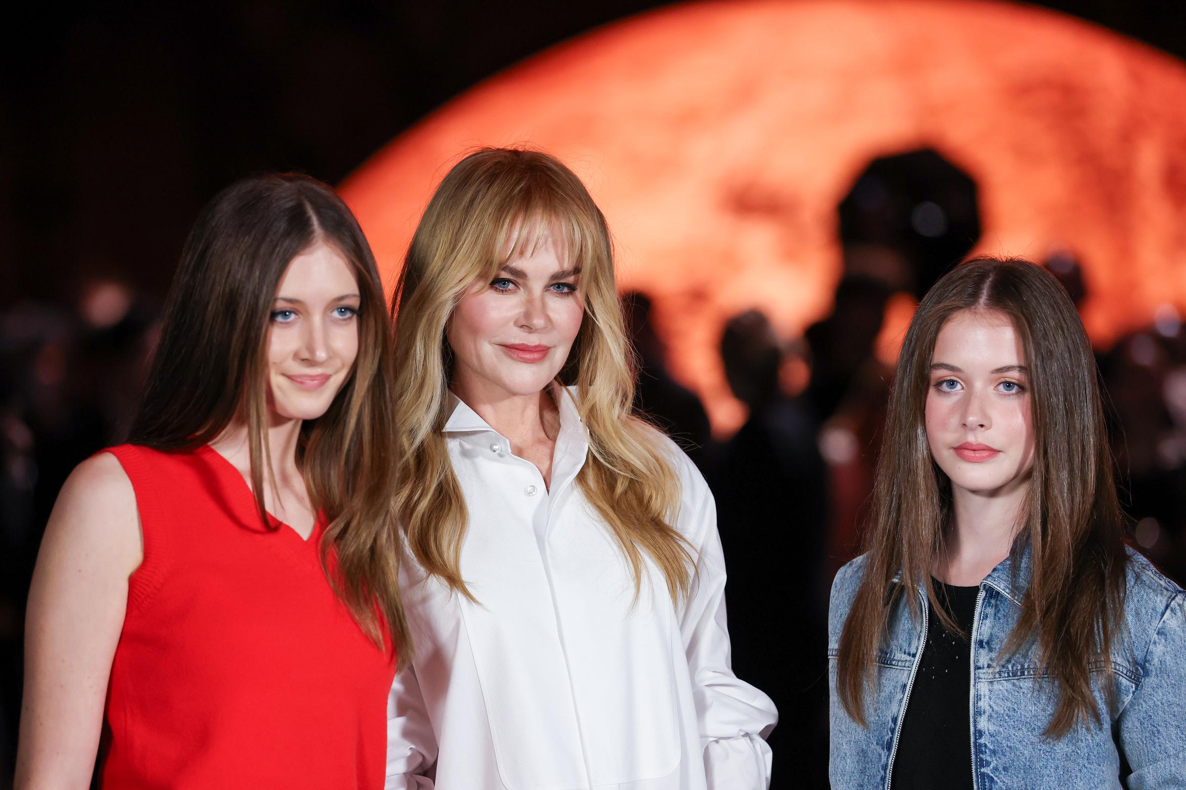 Nicole Kidman posa con sus hijas Sunday Rose (a la izquierda) y Faith Margaret (a la derecha) en el desfile de Chanel de la Semana de la Moda de París, en octubre de 2025. Sunday debutó en la pasarela con Miu Miu un año antes, mientras que Faith todavía se centraba más en los estudios que en el mundo del modelaje. | Fuente: Getty Images