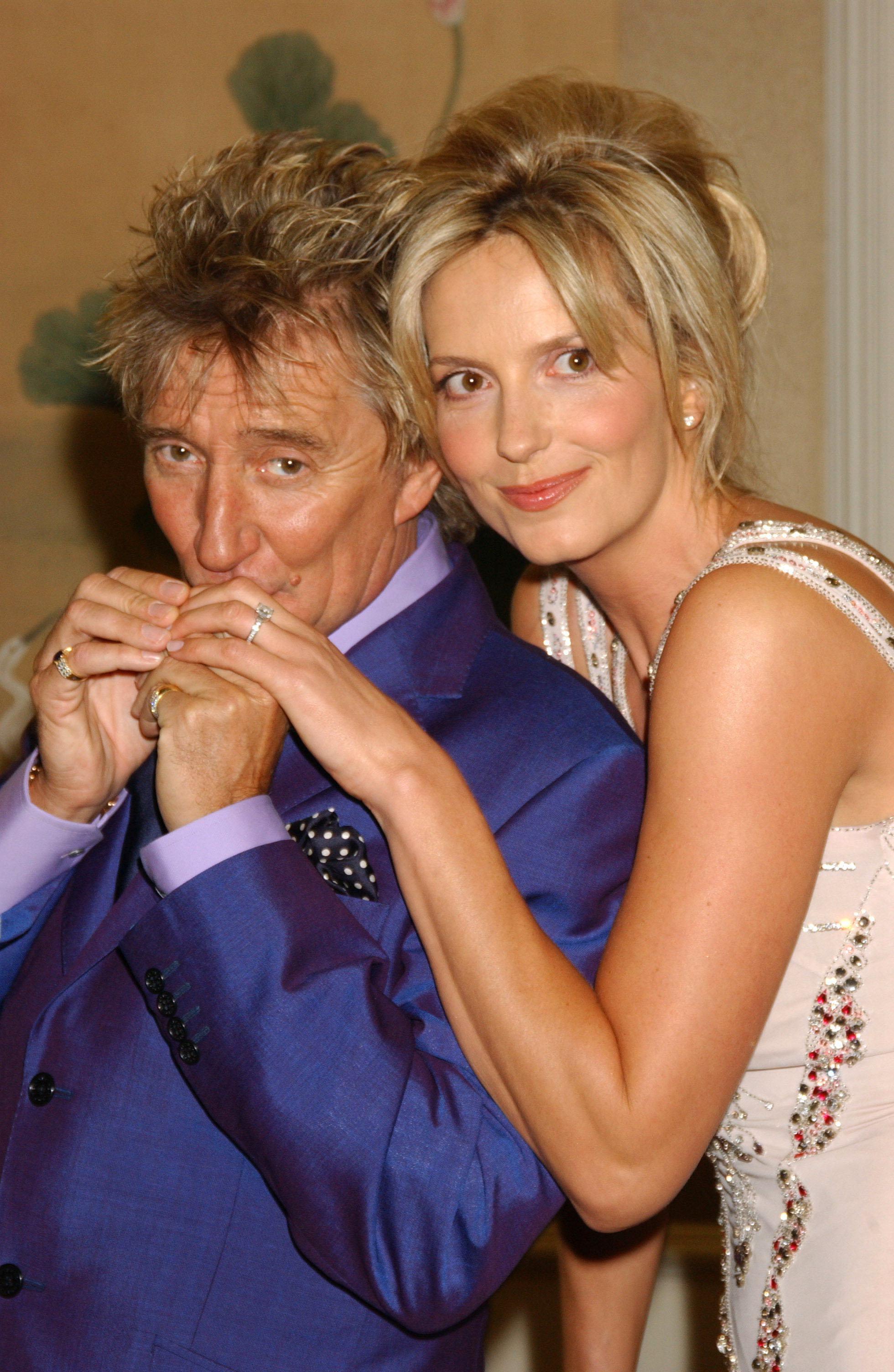 Rod Stewart y la actriz Penny Lancaster posan tras anunciar su compromiso en el Hotel Savoy el 12 de marzo de 2005 | Fuente: Getty Images