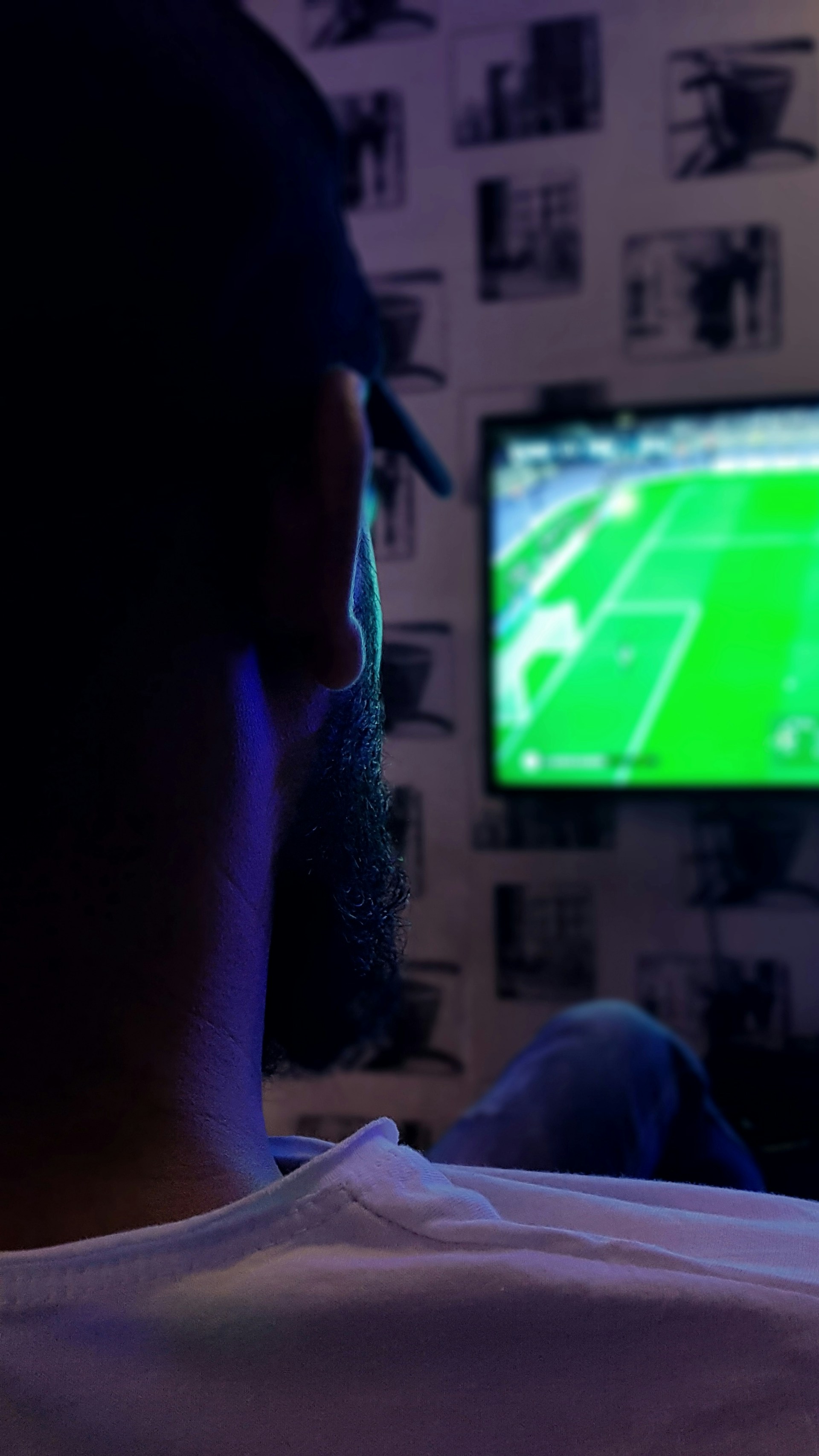 Hombre viendo deportes en la televisión | Foto: Unsplash