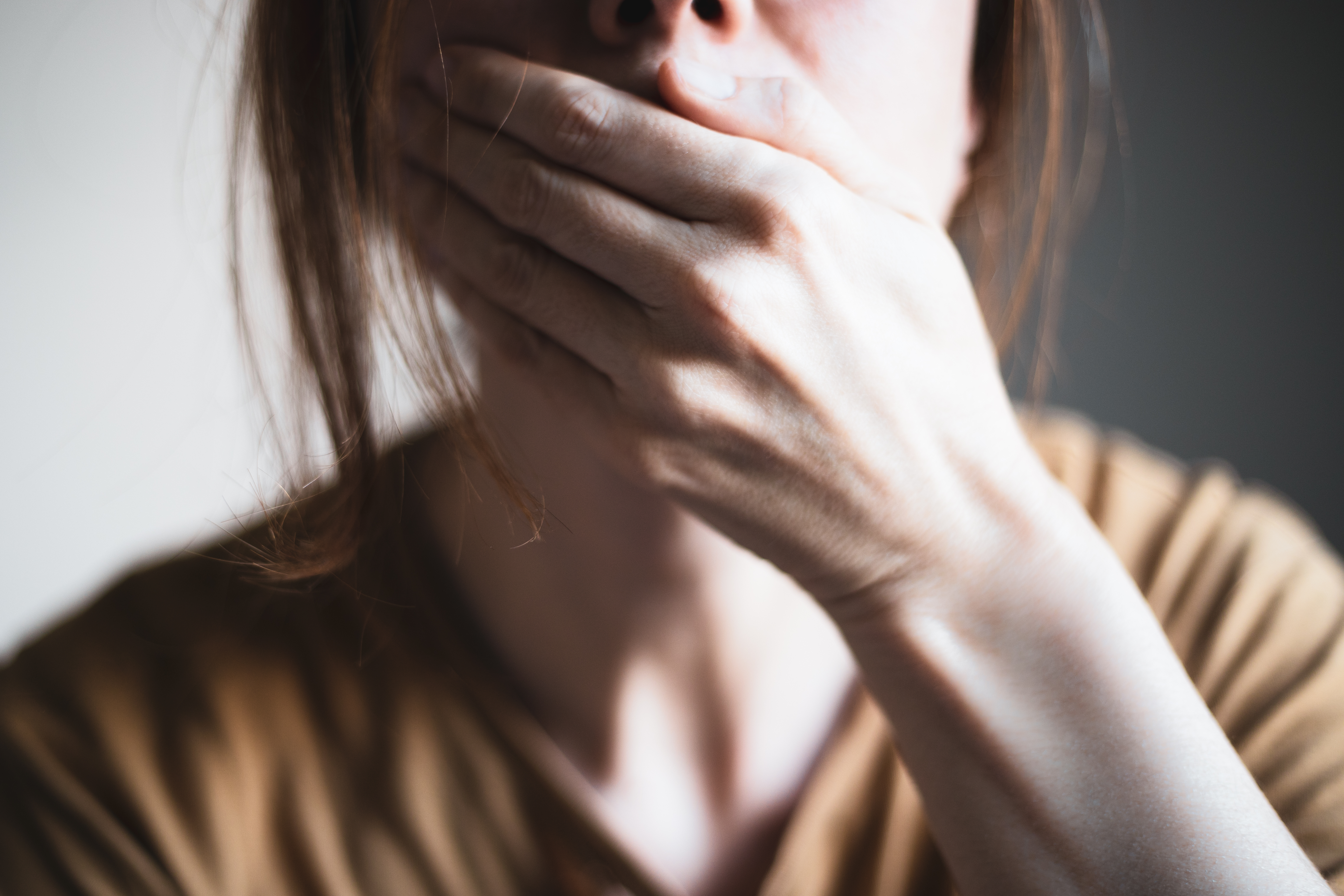 Mujer se tapa la boca con la mano | Foto: Getty Images
