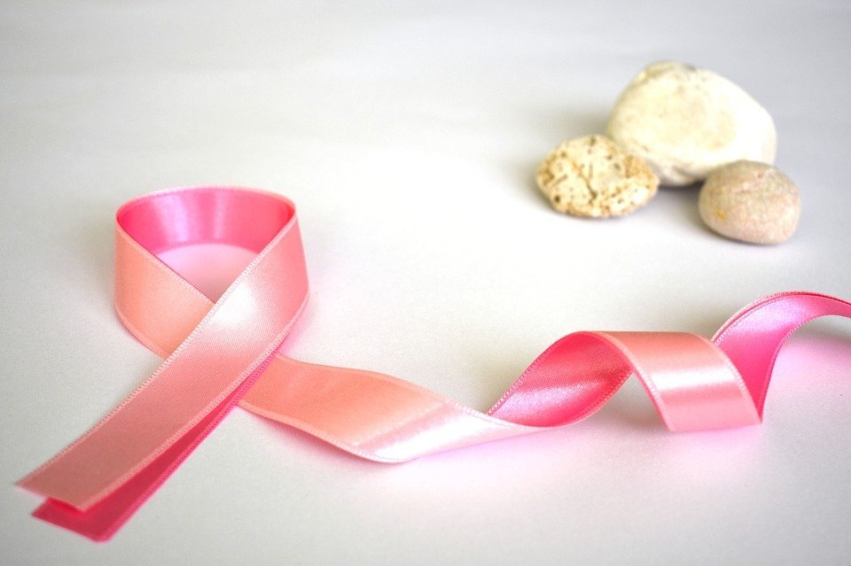 Símbolo de cáncer mamario  / Imagen tomada de: Pixabay